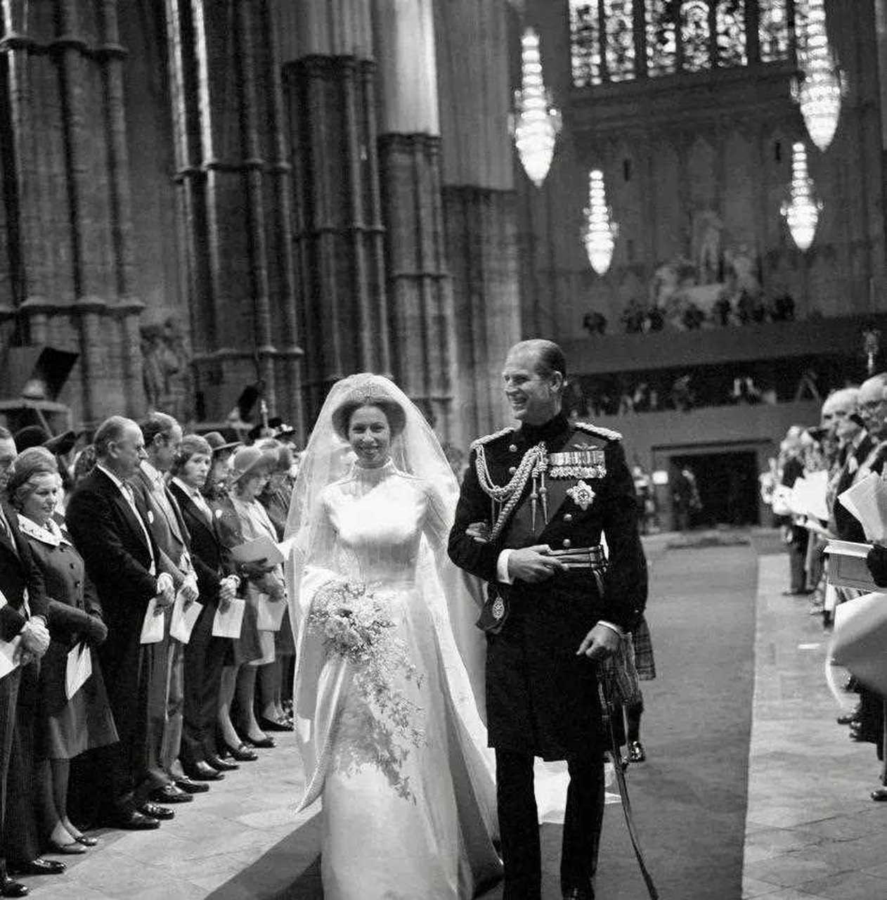 安妮公主小时候和她母亲长得一模一样,长大后就更像她父亲了,容貌的