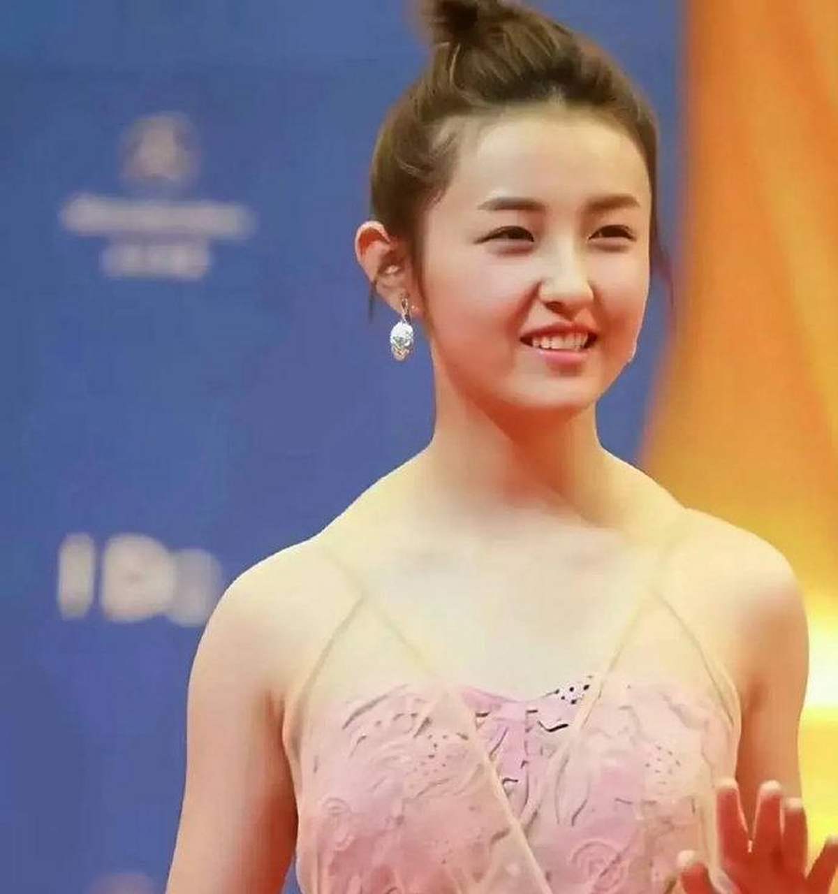 网友:张子枫厉害了,溜肩瘦成一字肩 ,好绝! 676767