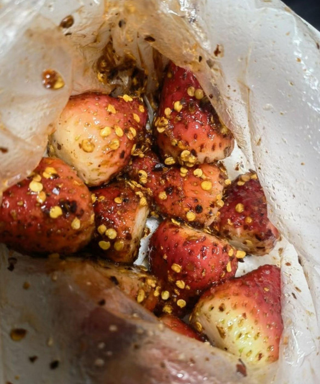 这是哪个地方的男朋友弄的麻辣草莓,是给人吃的吗?