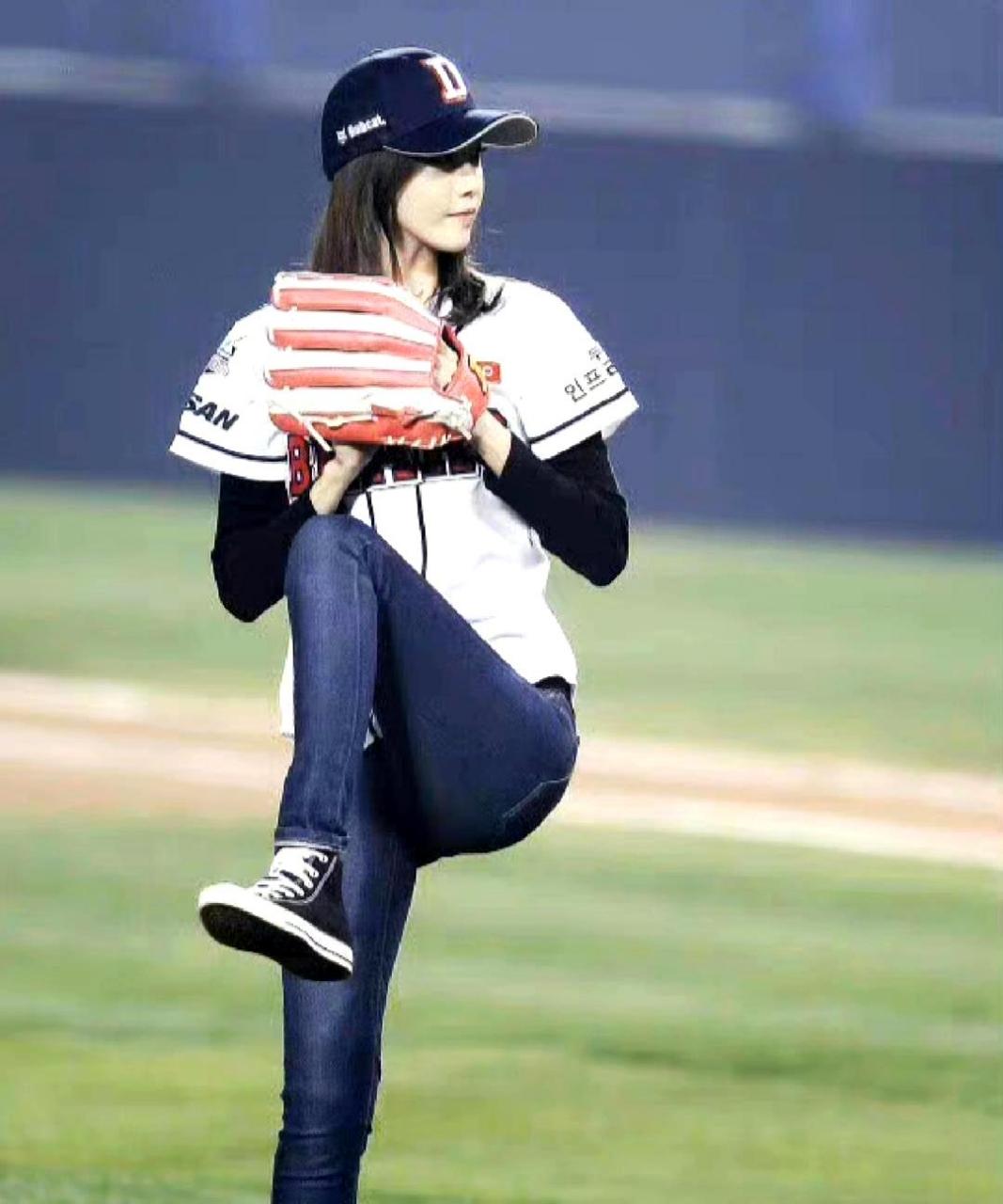 谁能不喜欢充满青春活力的美女林允儿在棒球开球时的照片呢!