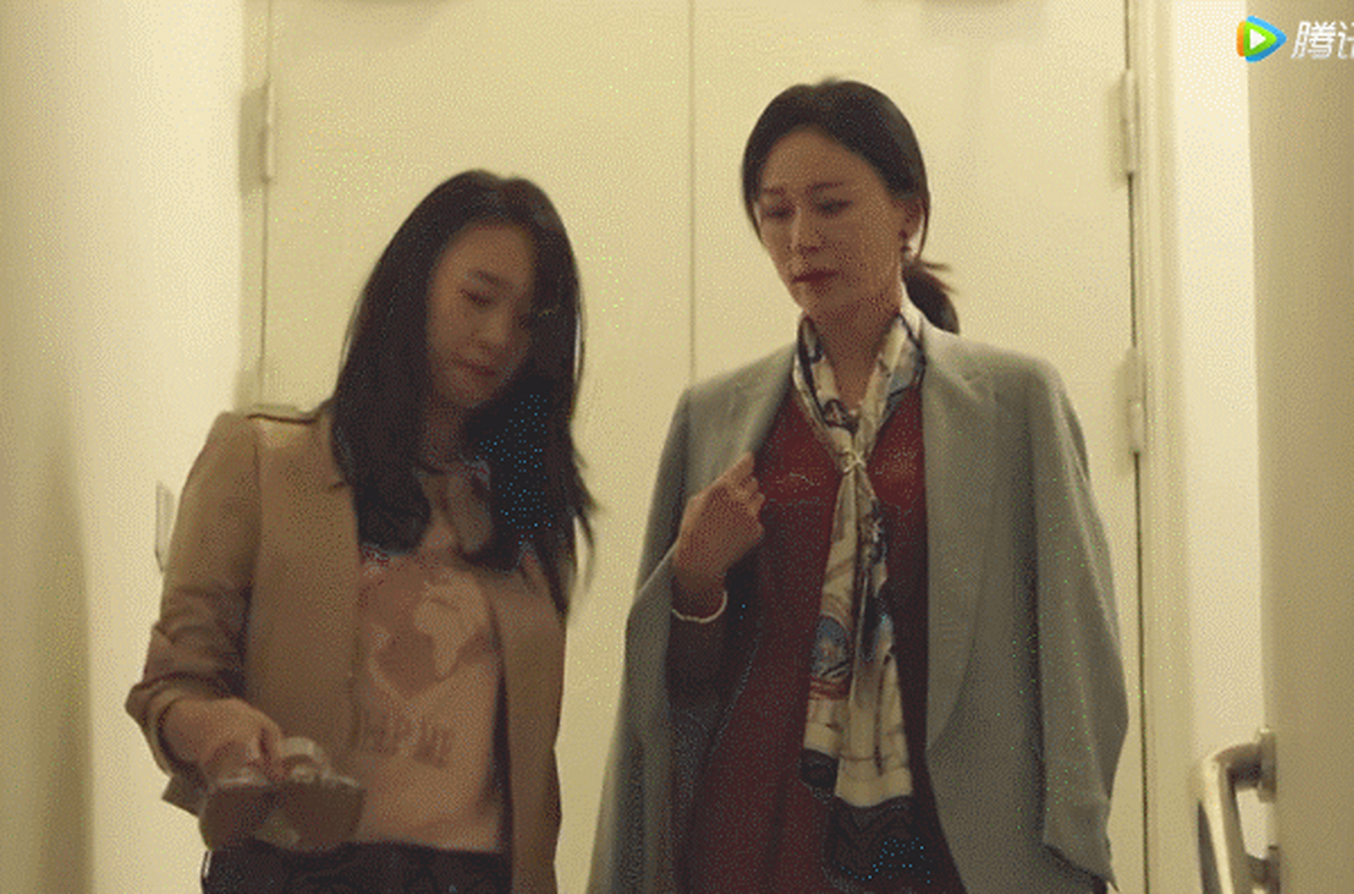 《镜双城》中杨雨婷饰演冥火,这个角色在剧中的戏份很少,不过,一身