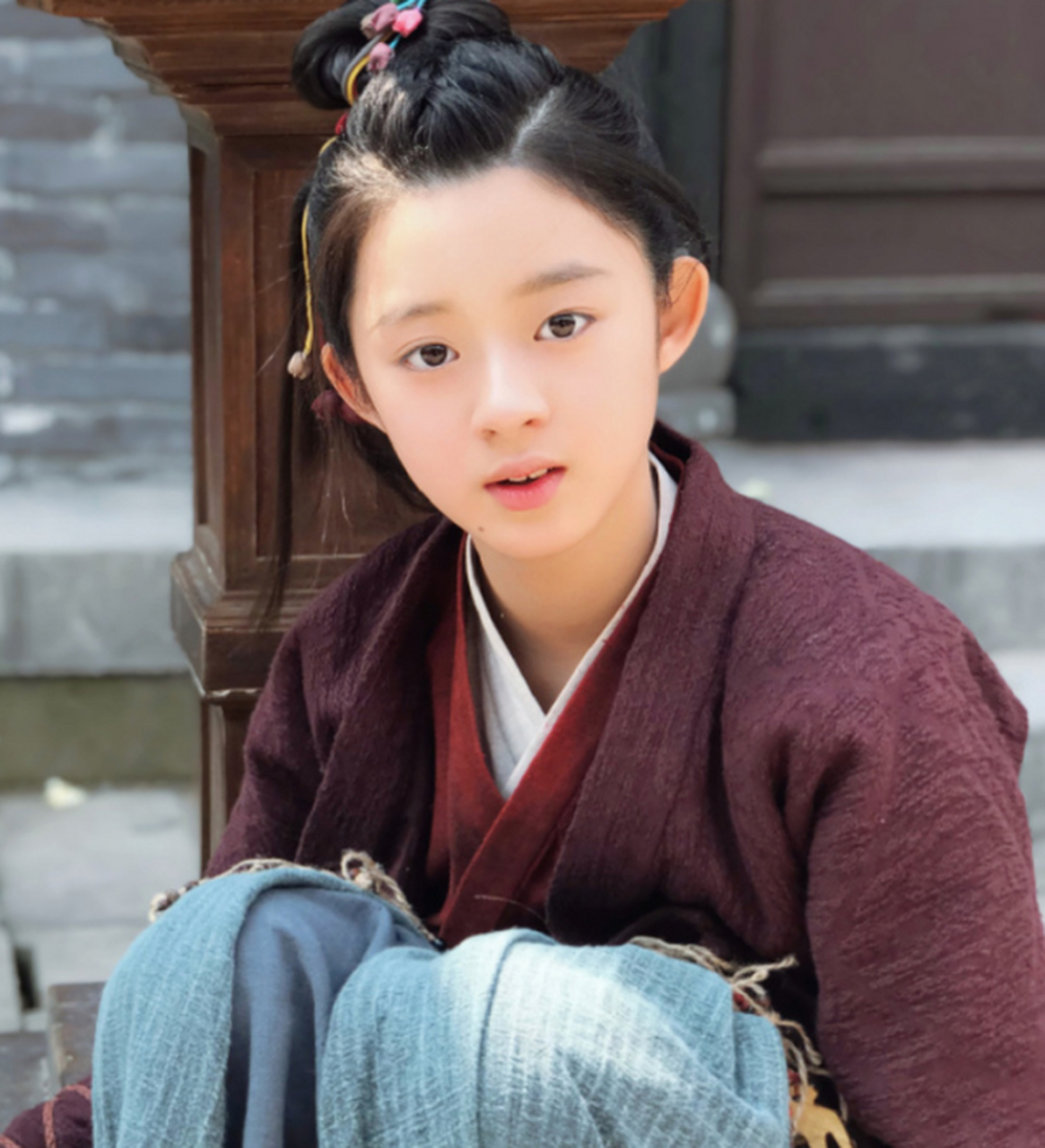 照片中这位小美女就是杨幂旗下签约的13岁女童星了,感受黄杨钿甜这