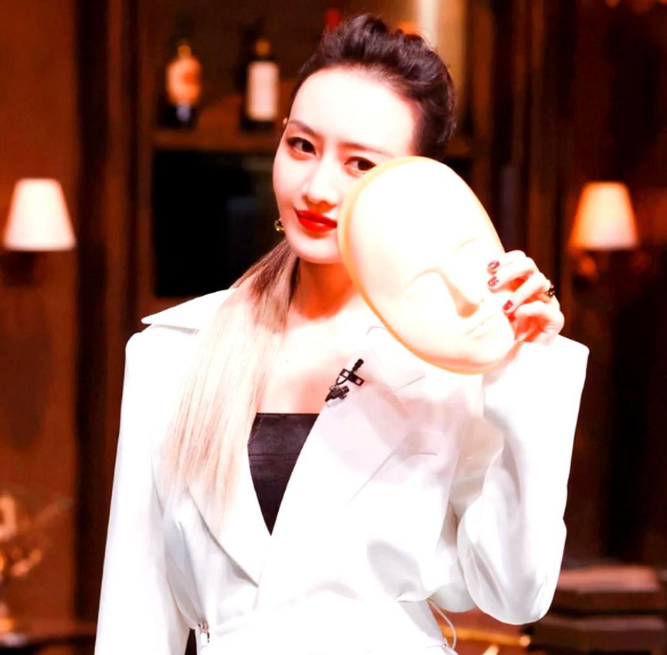 王鸥身穿白色西装,搭配黑色皮裤,整洁得体,气氛优雅,散发着浓郁的女性