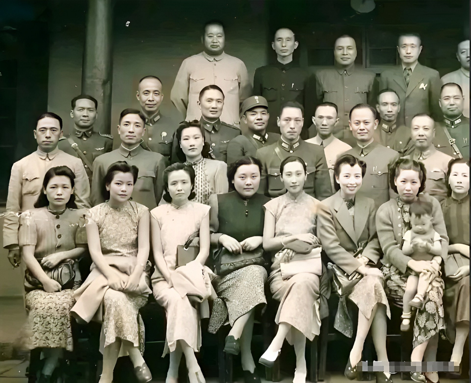 民国时期军官和他的妻子们在国民党的老照片.