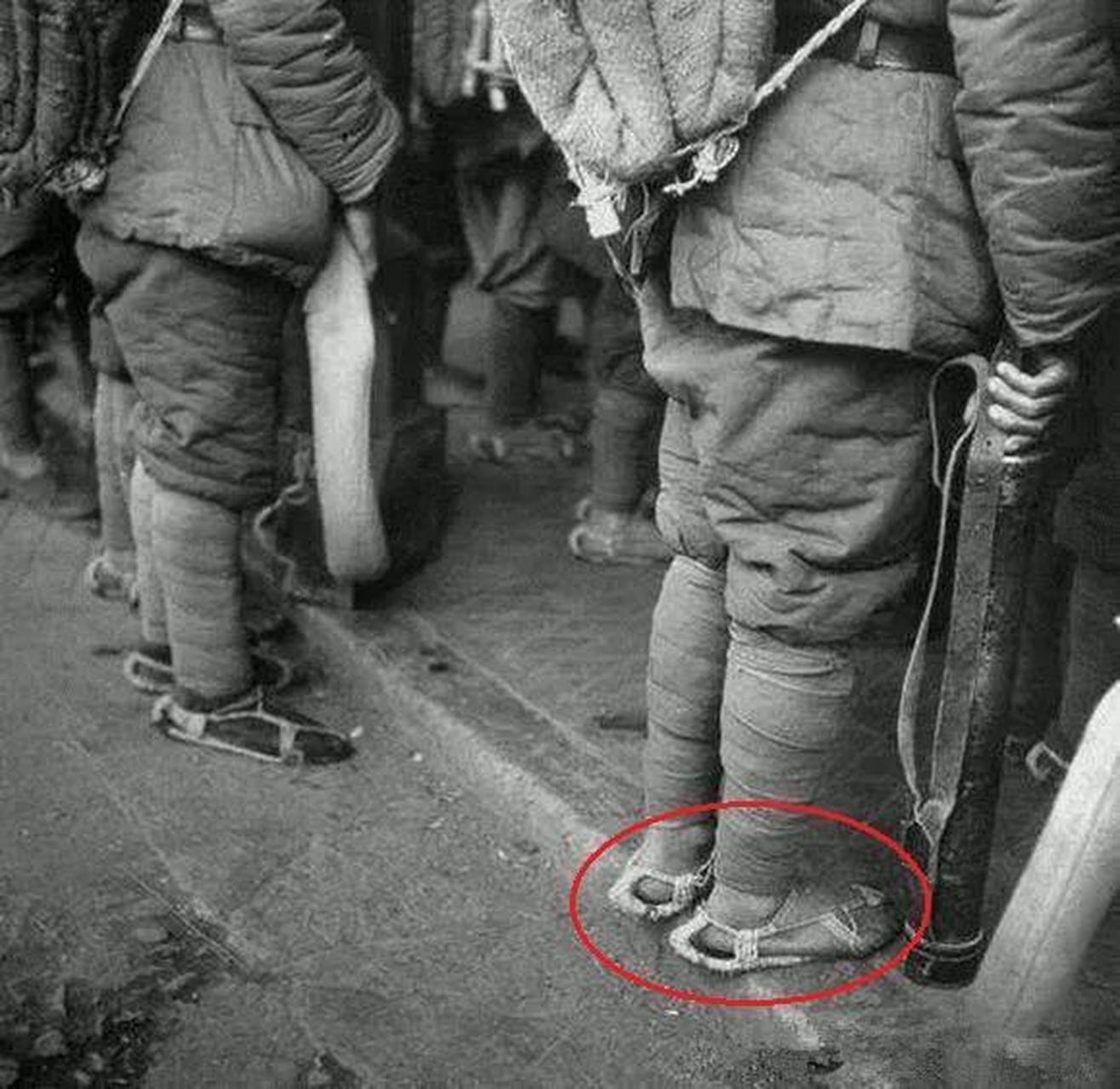 原来,孙福率领的游击队脚上穿的是老百姓编织的草鞋,根本不穿,有时光