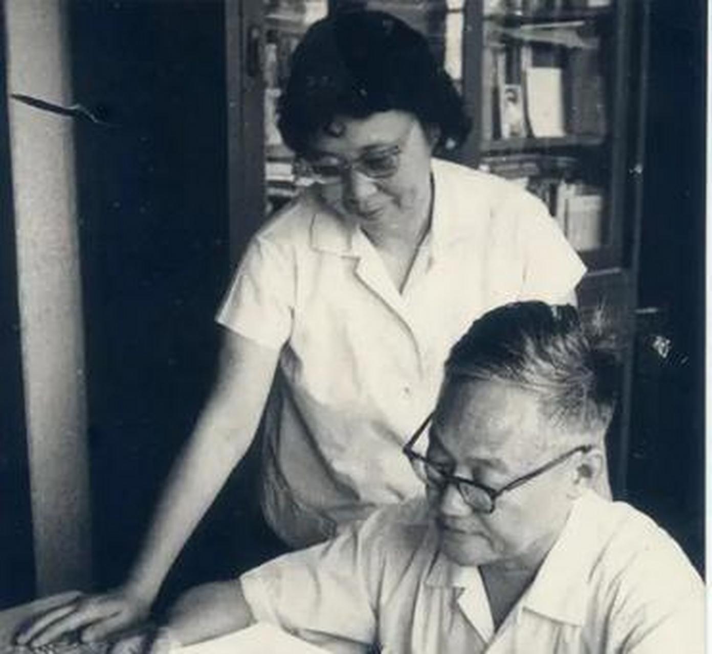 巴金在妻子萧珊去世3年后,将她骨灰取回,放在枕边30年,余生未再娶.