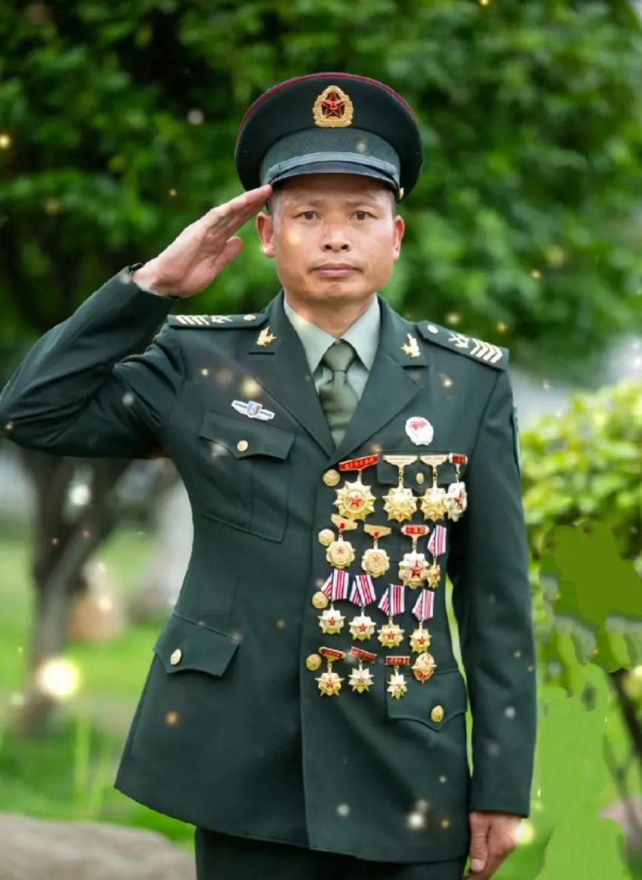 这位胸前挂满荣誉的老兵叫高玉华,是战略支援部队某大队一级军士长.
