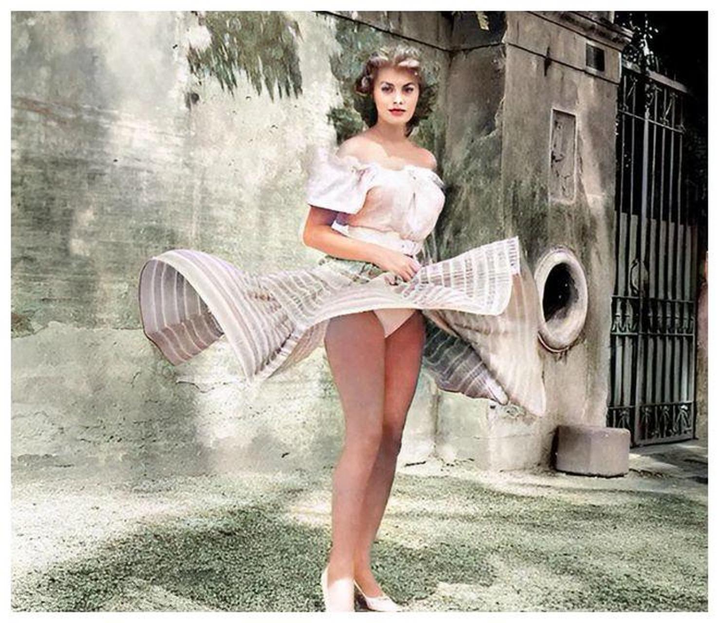 1960年代,意大利女星索菲亚罗兰以其恣意的性感风格和非凡的美貌成为