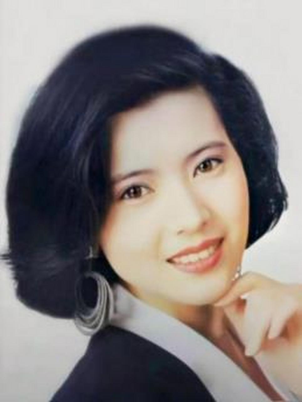 4月27号,演员曾华倩发文感慨,称:亲爱的蓝小姐,生日快乐!