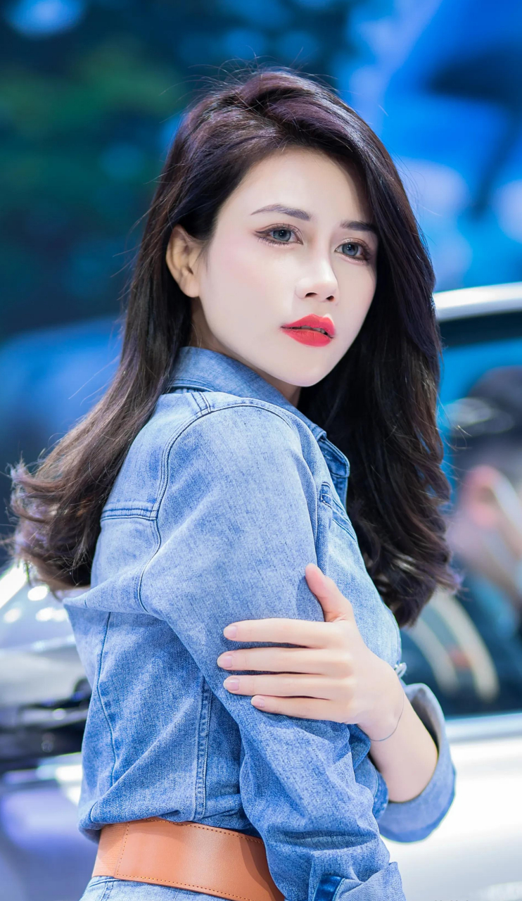 极品美女车模,有点混血的感觉