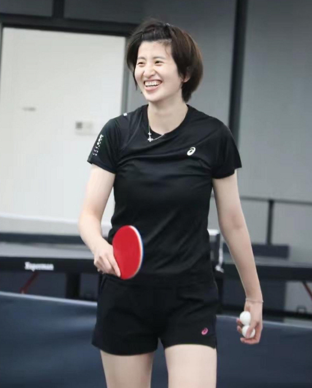许昕妻子亮相自家球馆,拿起球拍和丁宁互动,人生赢家重回赛场