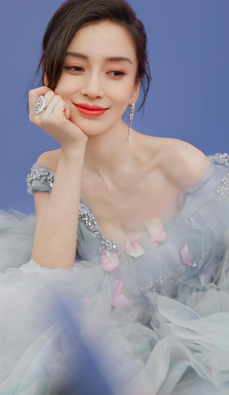 angelababy一身仙女裙如同落入凡间的仙女,美丽动人