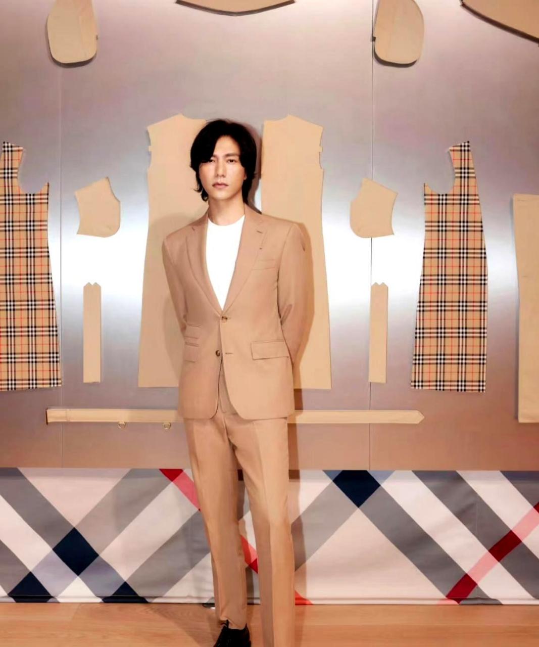 陈坤现在依然苗条,多年来没有显老,留着长发,穿着咖色西装参加活动