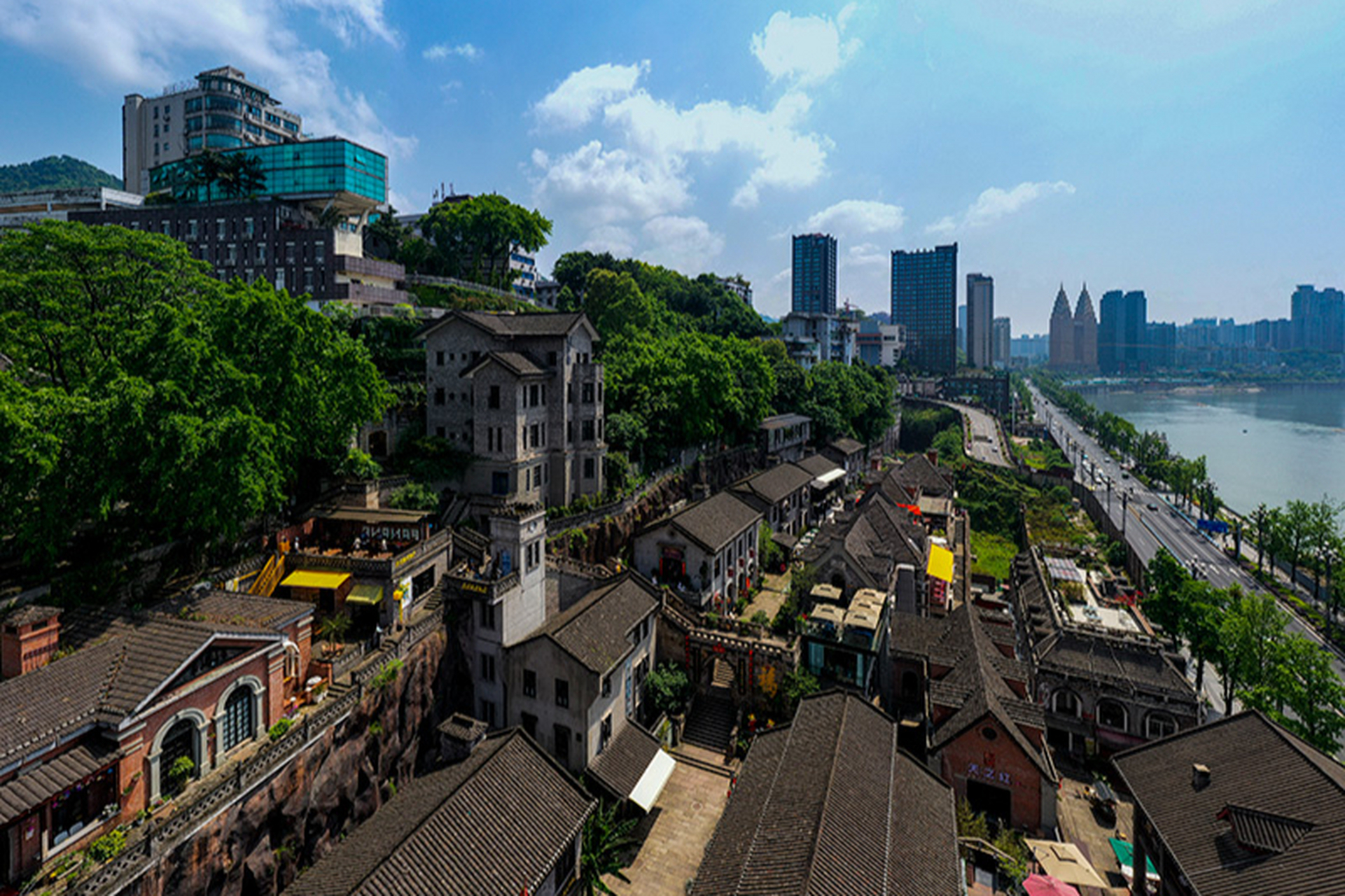 重庆龙门浩老街,是一条石板铺就的古老街道,它见证了重庆百年的开埠史