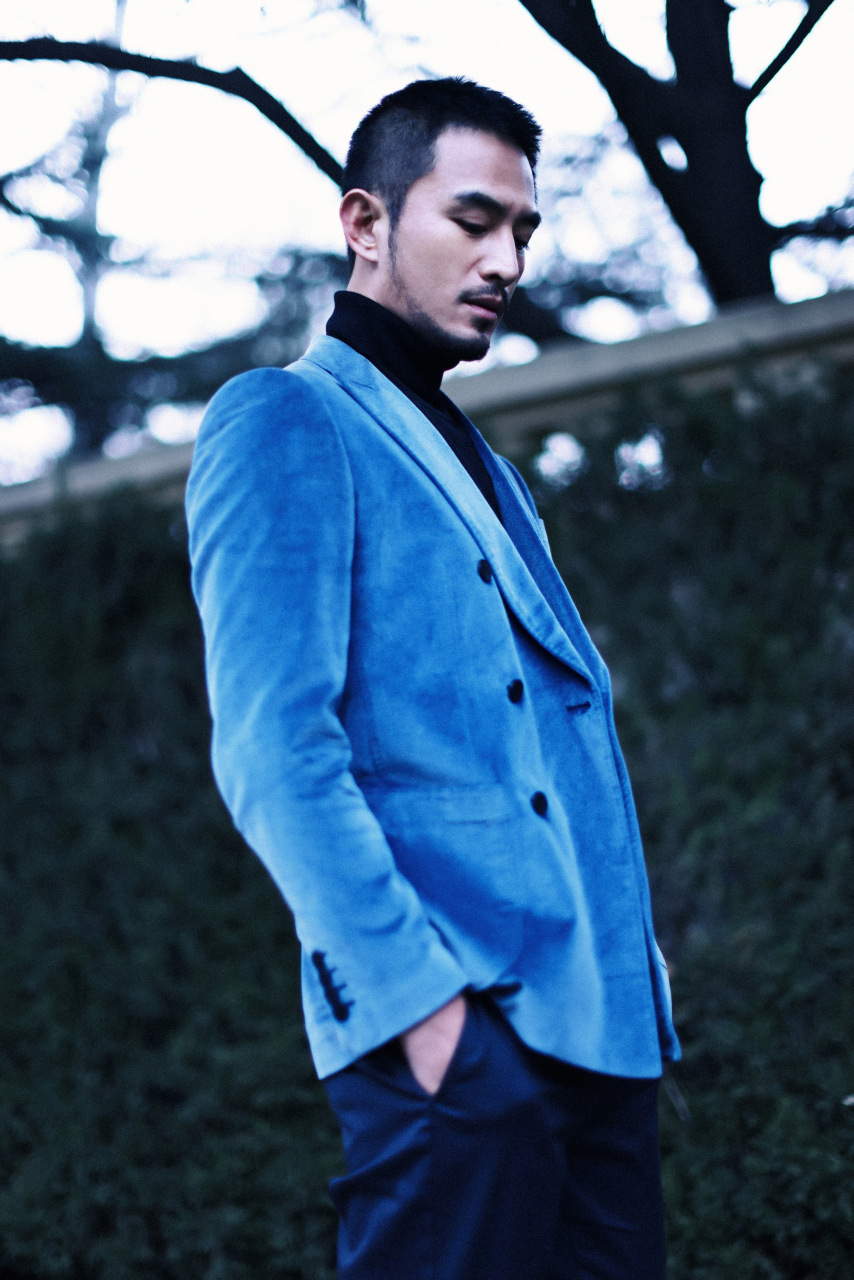 演员张晓晨身穿giovanni valentino高定西服 演绎率性风采 自在廓形