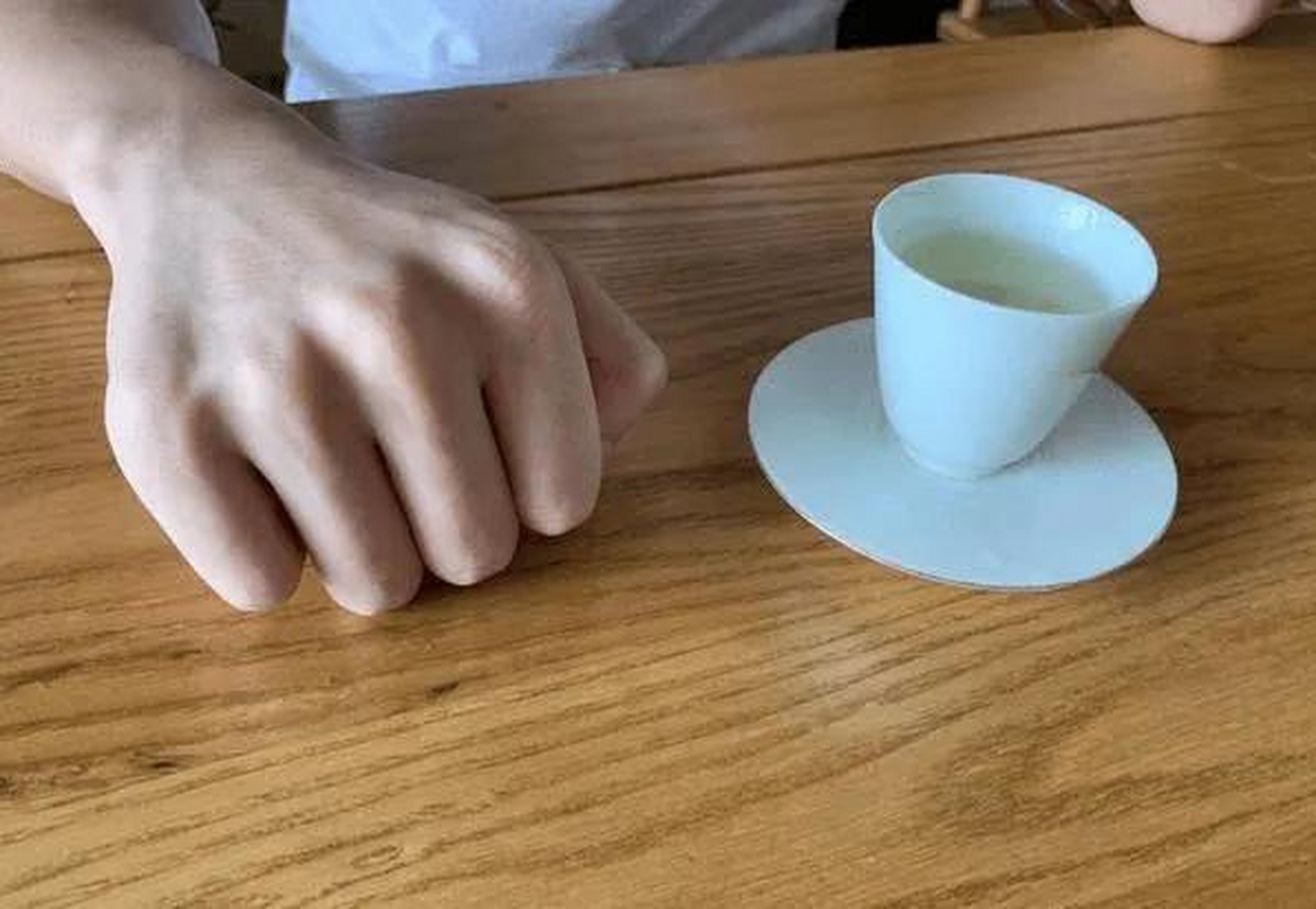 酒桌上遇到别人"敲桌子"可别乱学,搞对含义很重要 一:五指握拳敲(低位