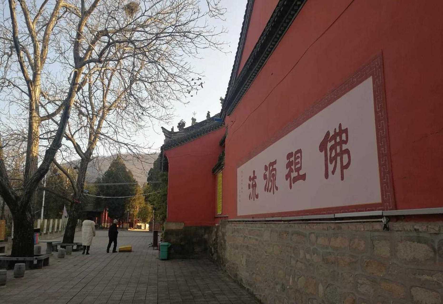 燃灯寺位于宝鸡市高新区马营镇燃灯寺村,南依秦岭,向北眺望,宝鸡秀美