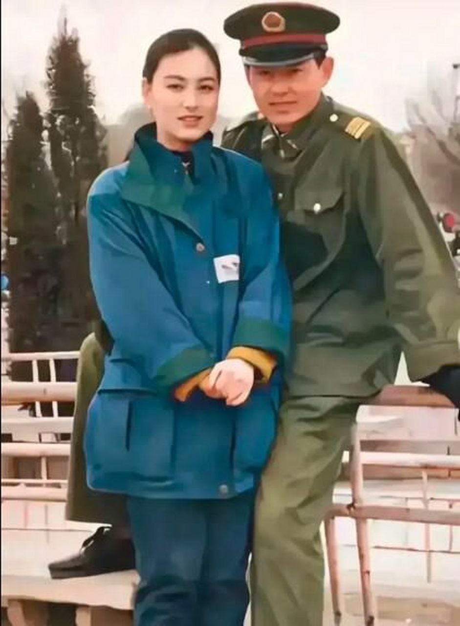 90年代,一位军人与爱人的珍贵合影,画面中的军嫂姿态端庄,十分的漂亮