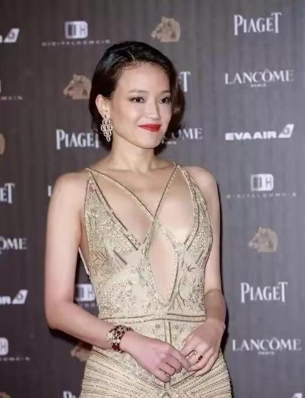 网友:舒淇走红毯生图,一袭金色性感长裙魅力十足,46的她依然肤白貌美