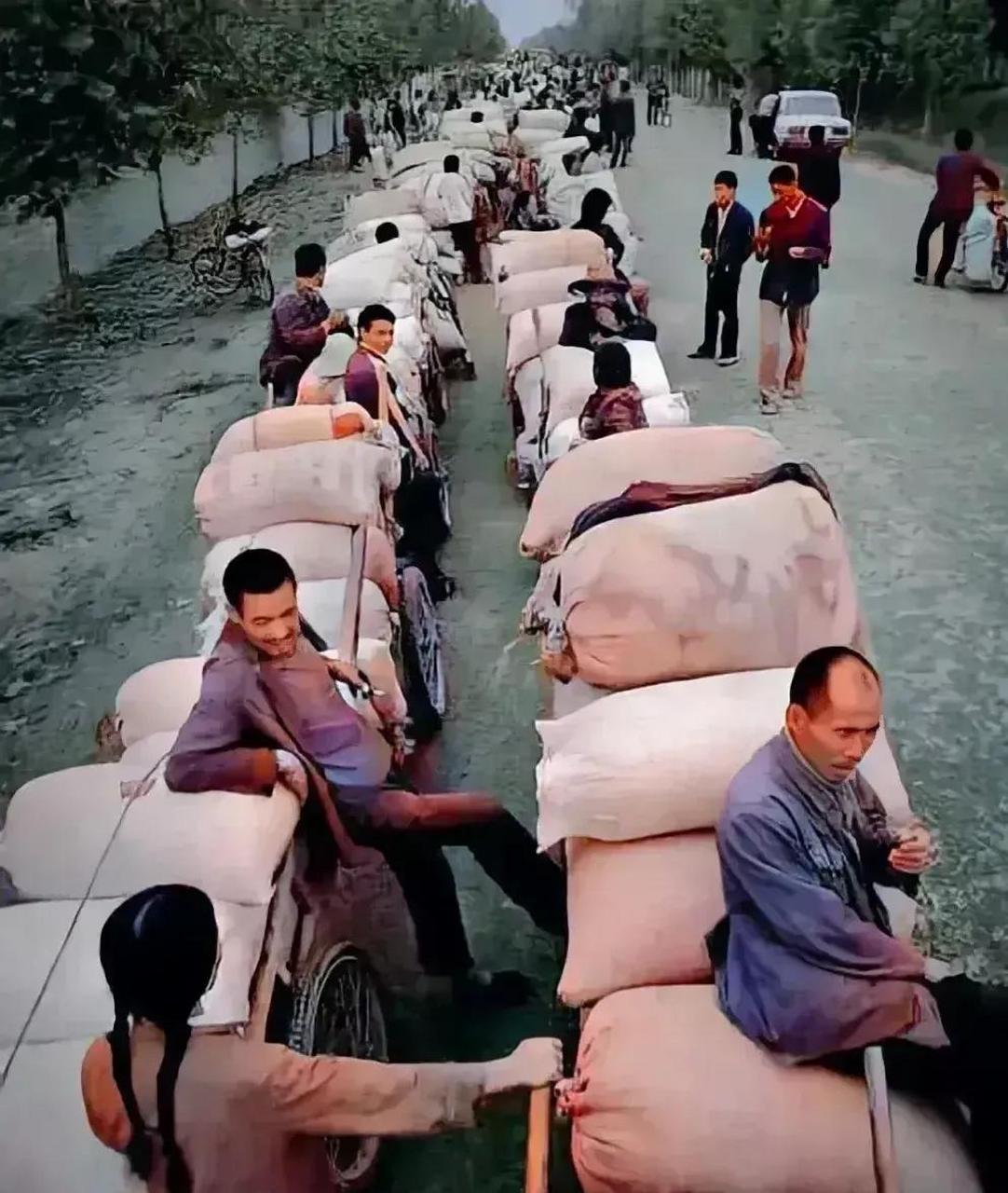 上世纪90年代,农民排着长队上交粮食.
