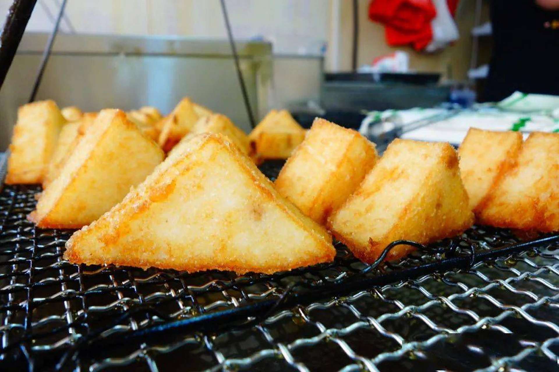 三角粿我们也叫芋粿,是福建福州,闽南的著名传统小吃品种.