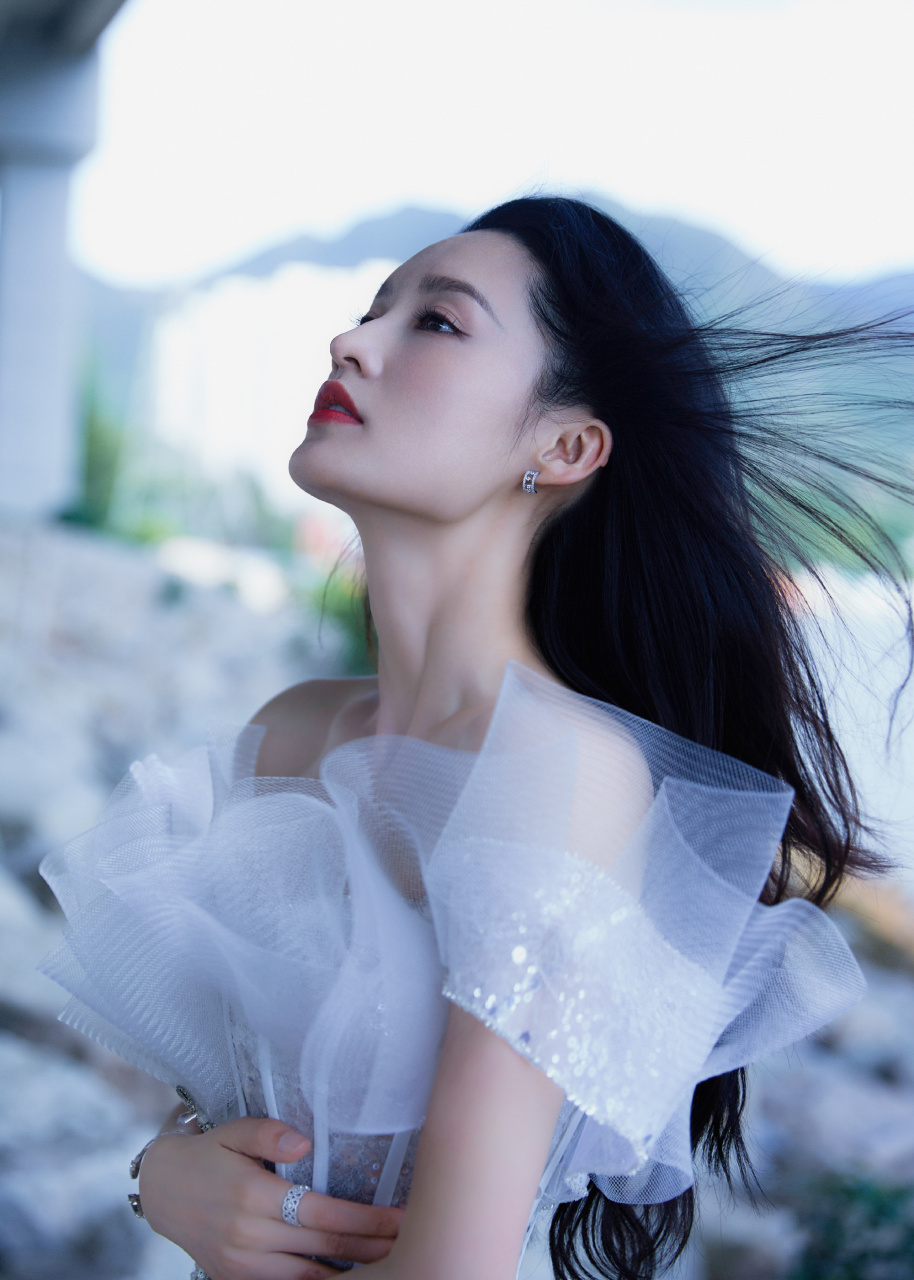 李沁的一组美照曝光,她披散长发妆容精致,身穿抹胸亮片长尾裙! #李沁