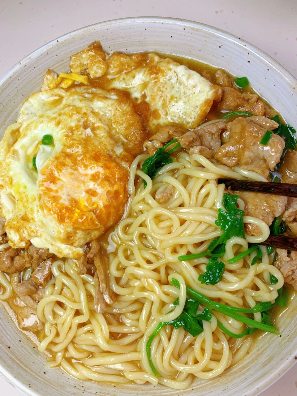 早餐来一碗瘦肉荷包蛋焖面,暖胃又营养!