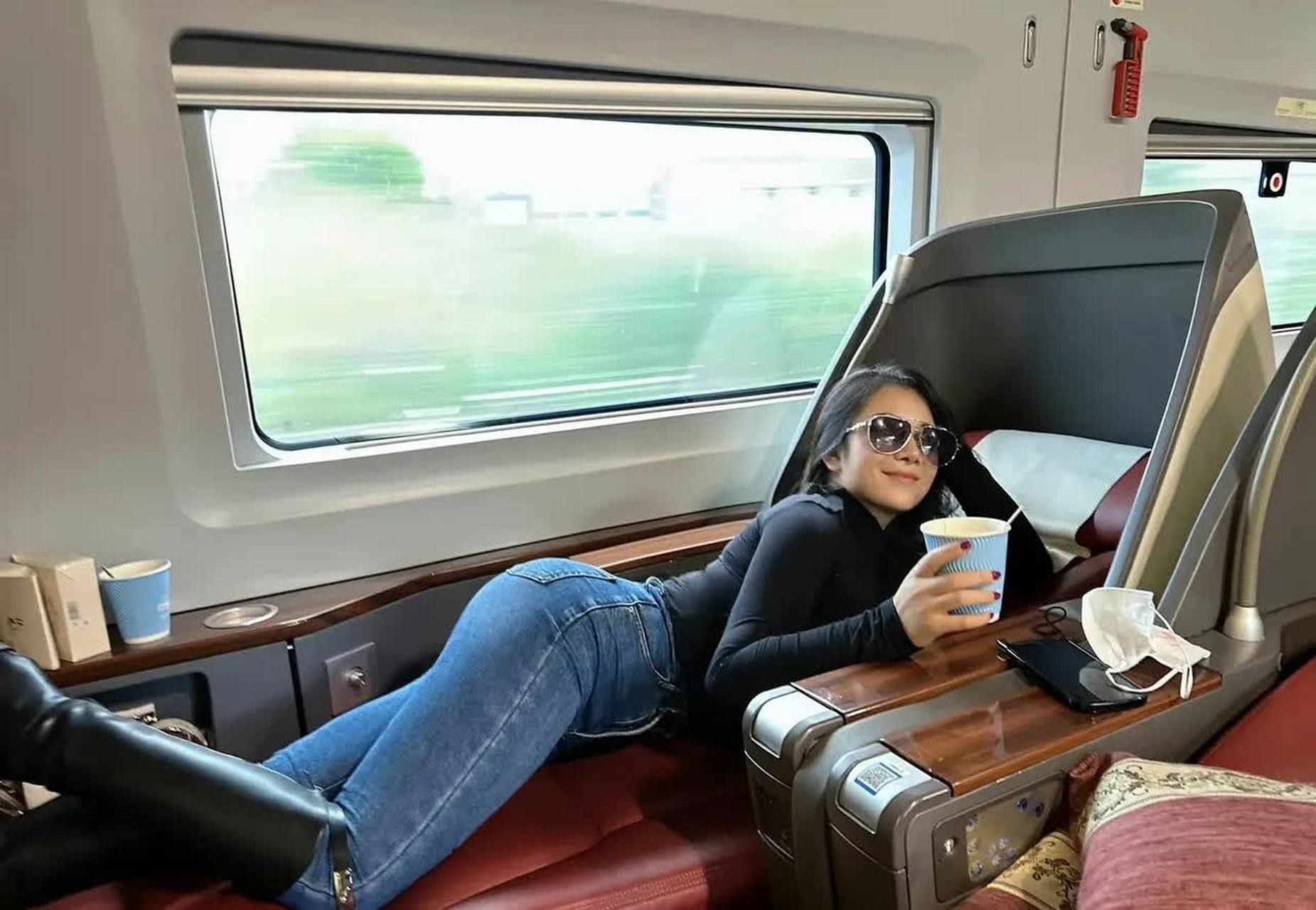 我敢说,坐飞机的不一定是有钱人,但坐高铁商务座的一定是有钱人!