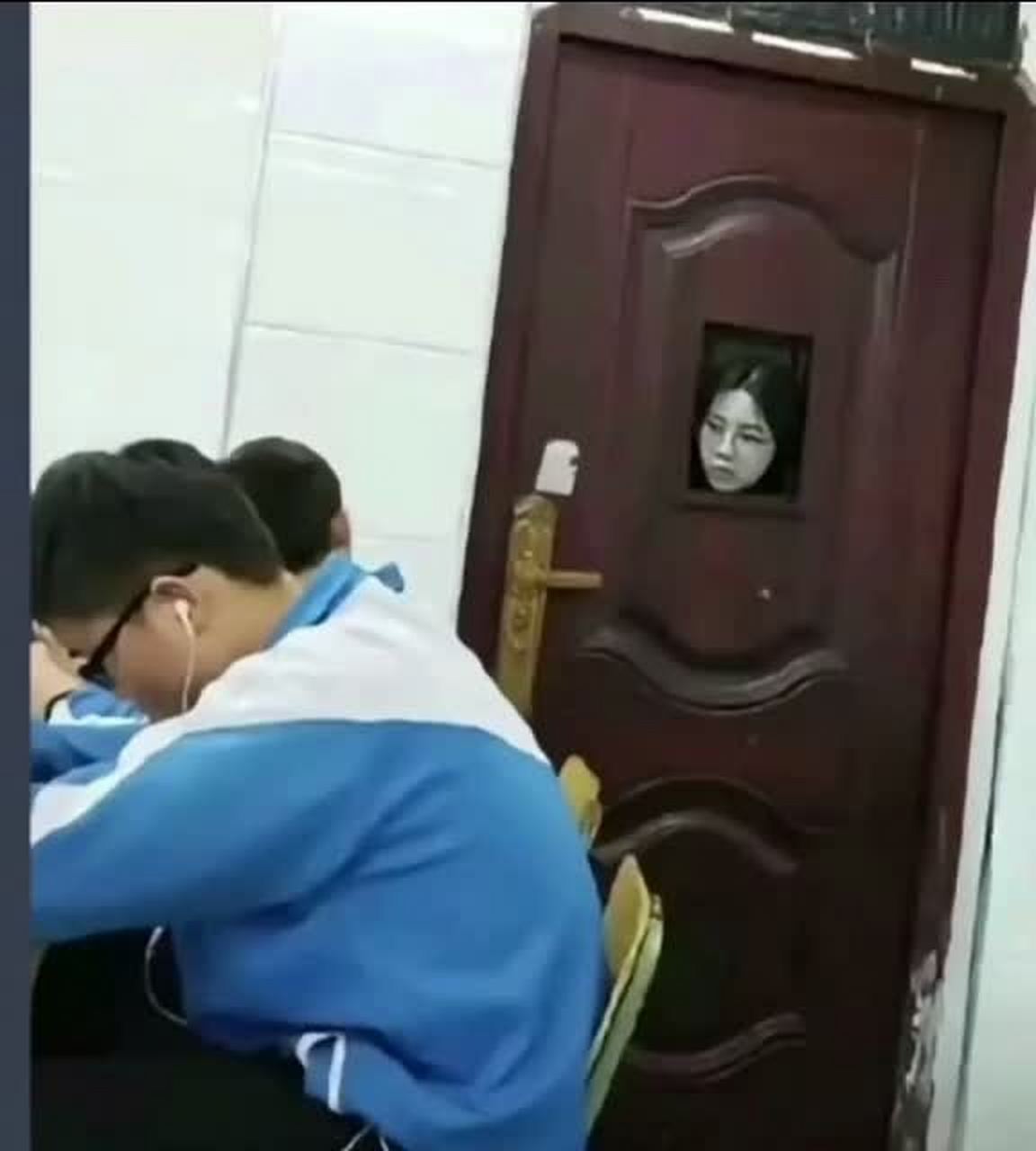 上课时,我最害怕的就是老师悄悄偷看后门,真是太可怕了![滑稽]