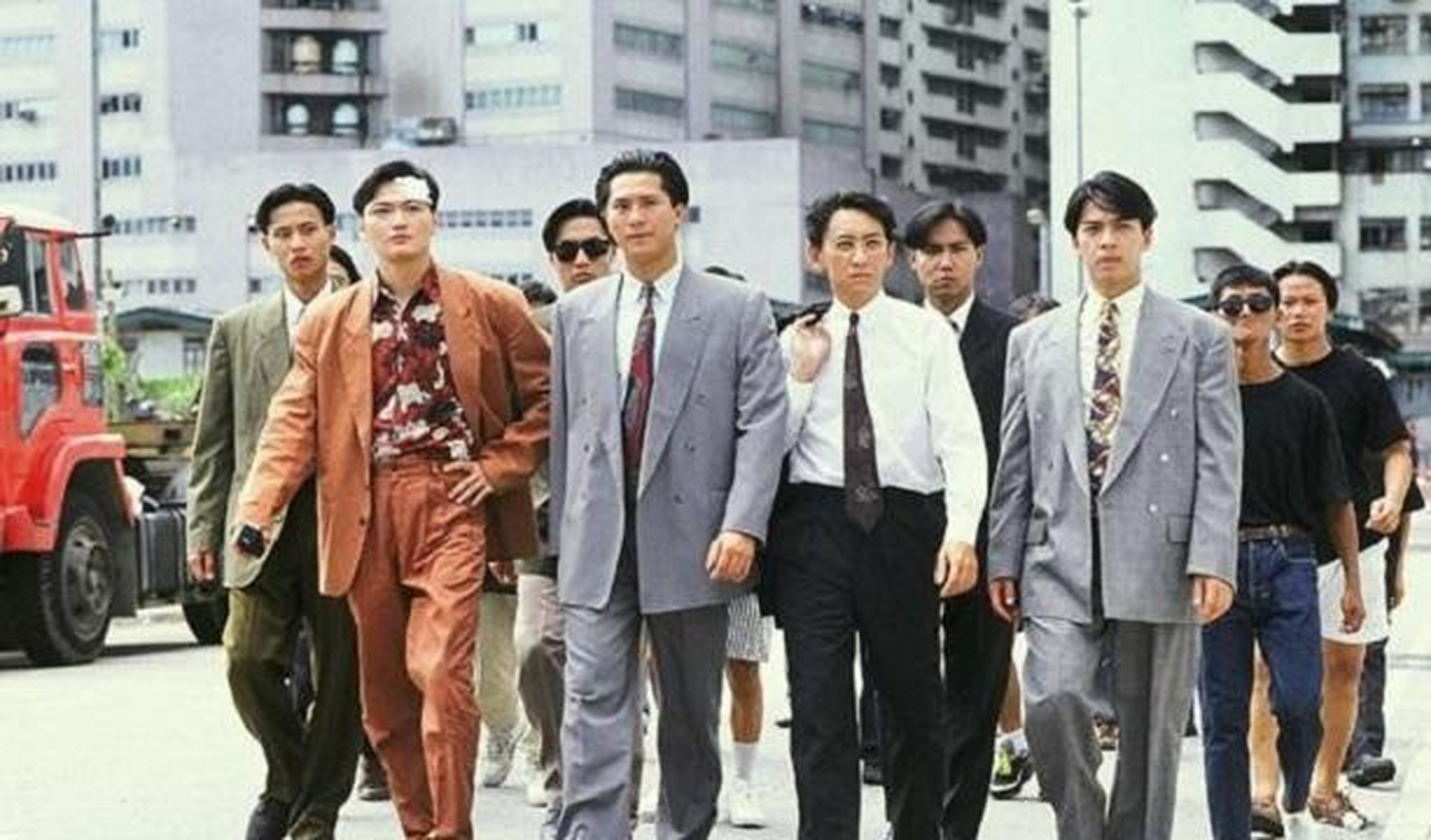 因为长得比较相似,很多人想当然地以为吴启明和吴启华是双胞胎兄弟,但