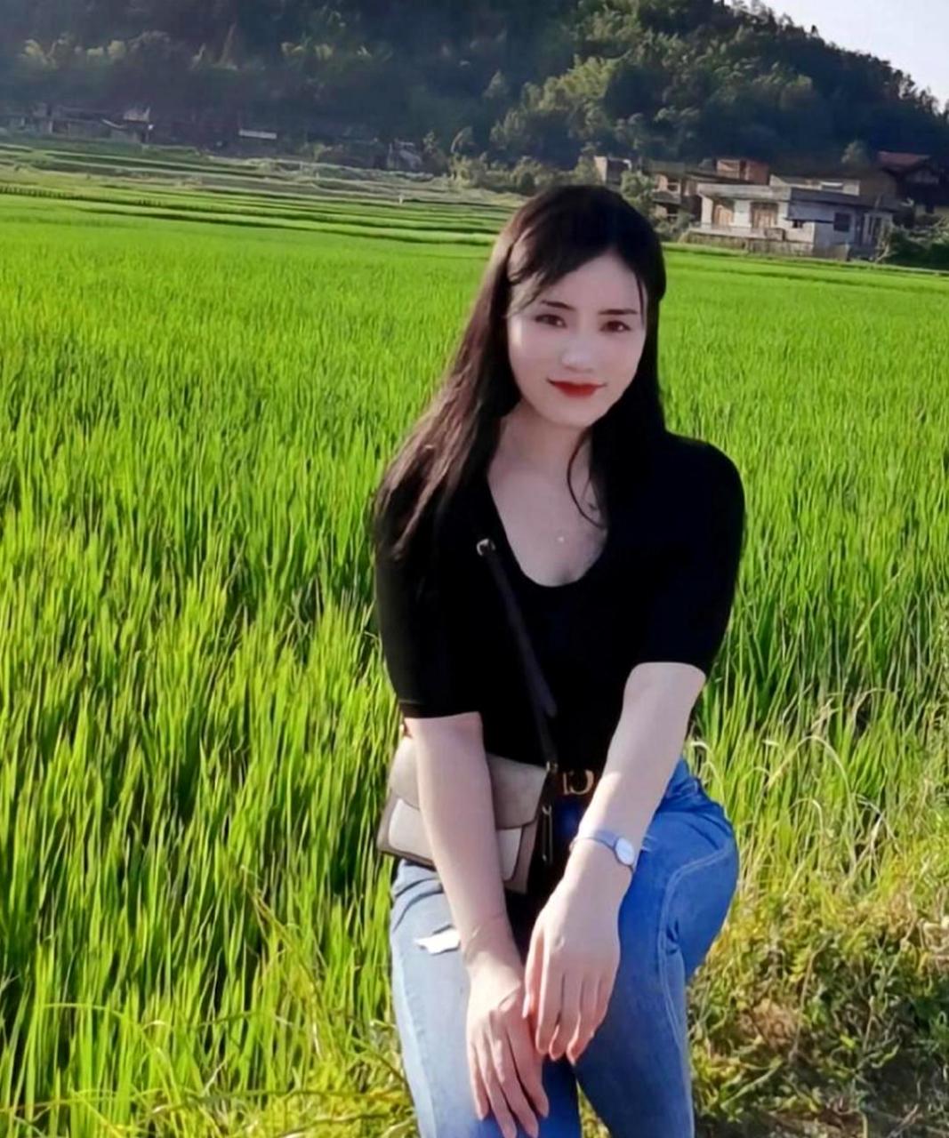 许多漂亮的女孩来自农村,城市里也有很多.