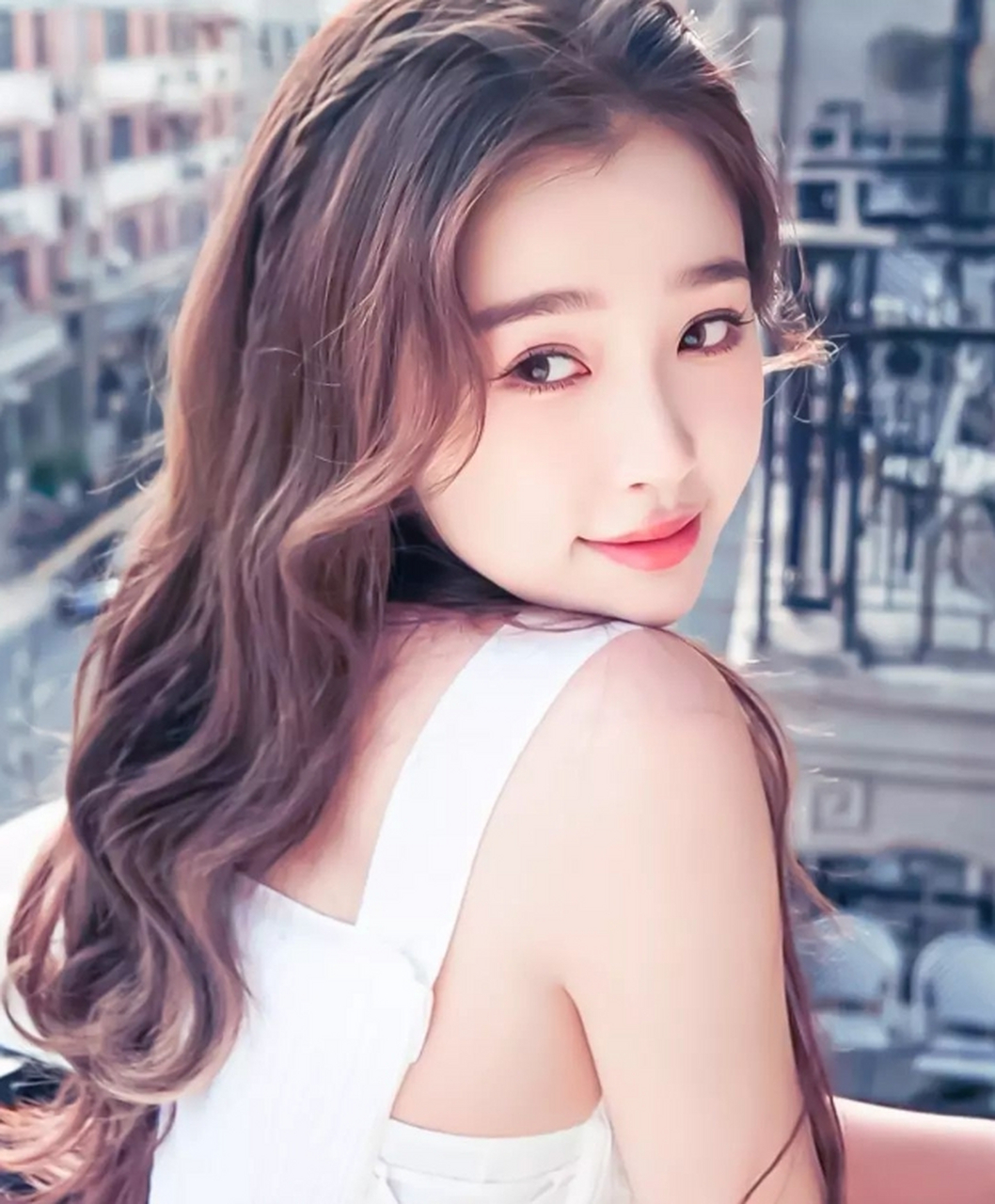 清纯唯美,娇嗔欲滴的#虞书欣# 身穿白裙素雅吊带裙,温婉甜美的容颜