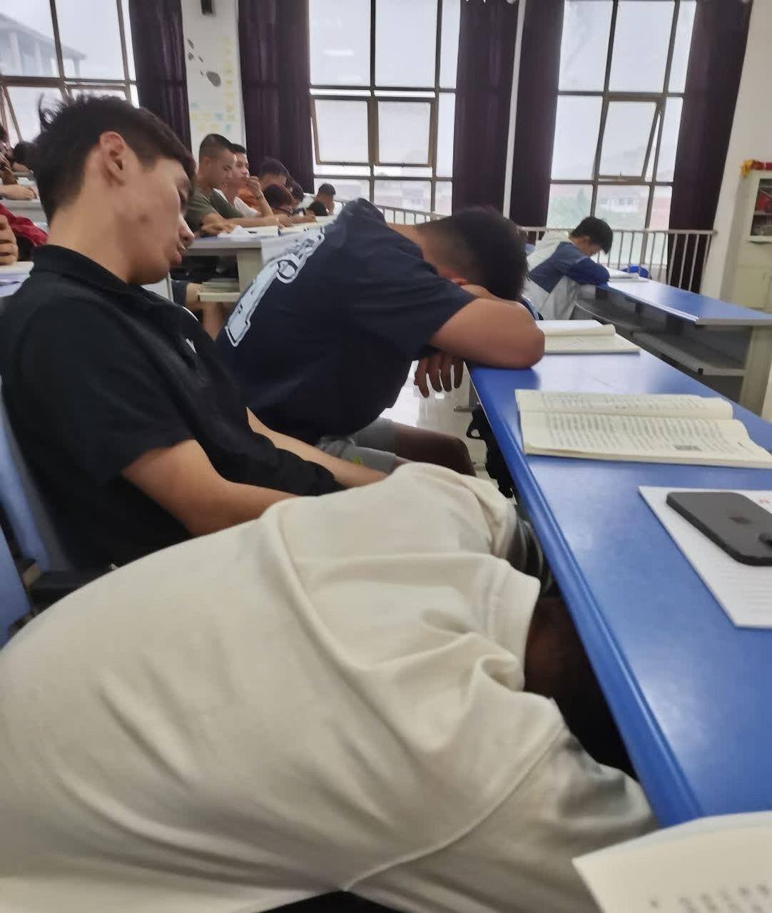 大学生现状,上课睡觉,下课通宵打游戏[捂脸][三哈][笑哭]