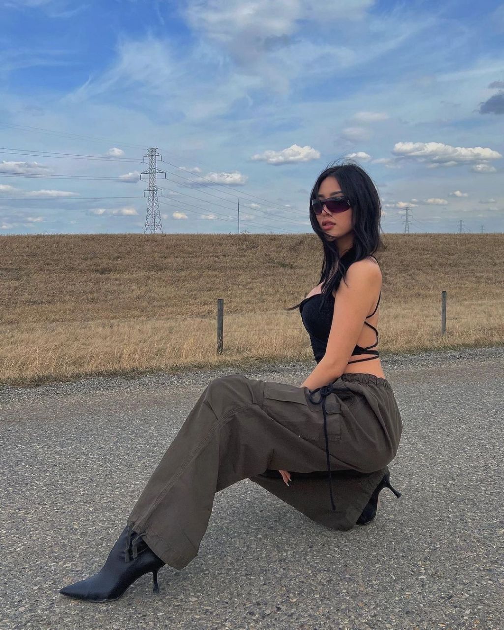 黑皮辣妹穿搭教科书 100位时尚博主安利 这位简直是美式黑皮辣妹的