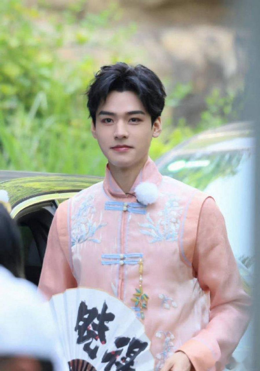 龚俊《极限挑战》粉色民国风造型路透