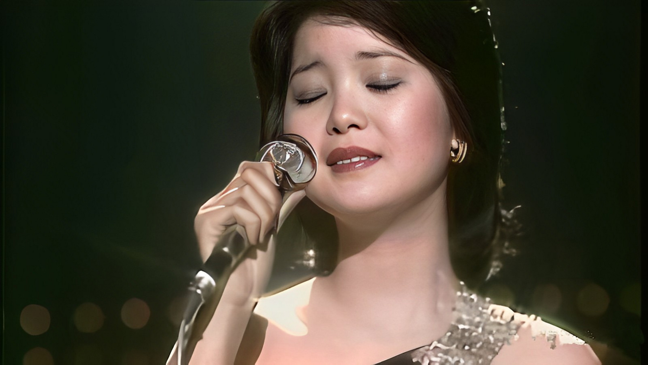 一张邓丽君的签名旧照,照片里的她是那么的美丽和亲切,就像是久违的