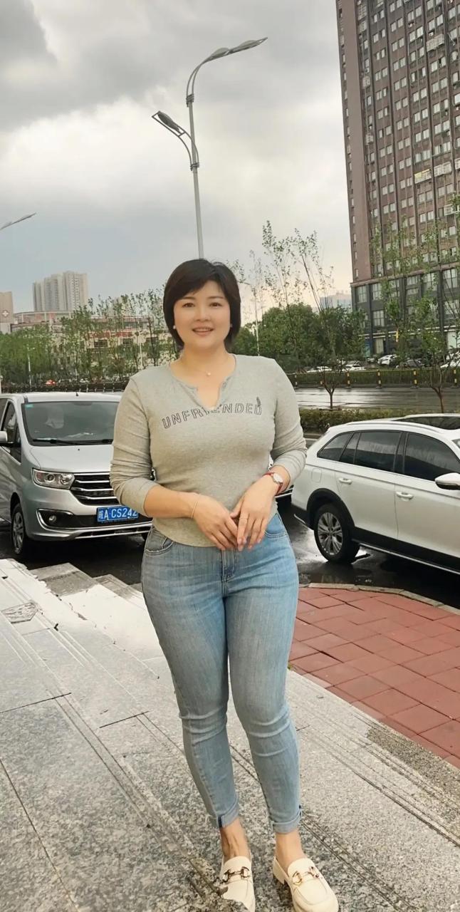 80后的阿姨也性感迷人,丰韵犹存,回味无穷,魅力无限.