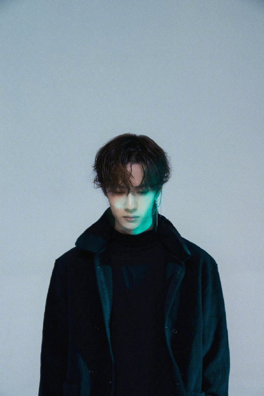 王一博第三支个人单曲《无感》大片公开,首度挑战歌词创作,用音乐发声