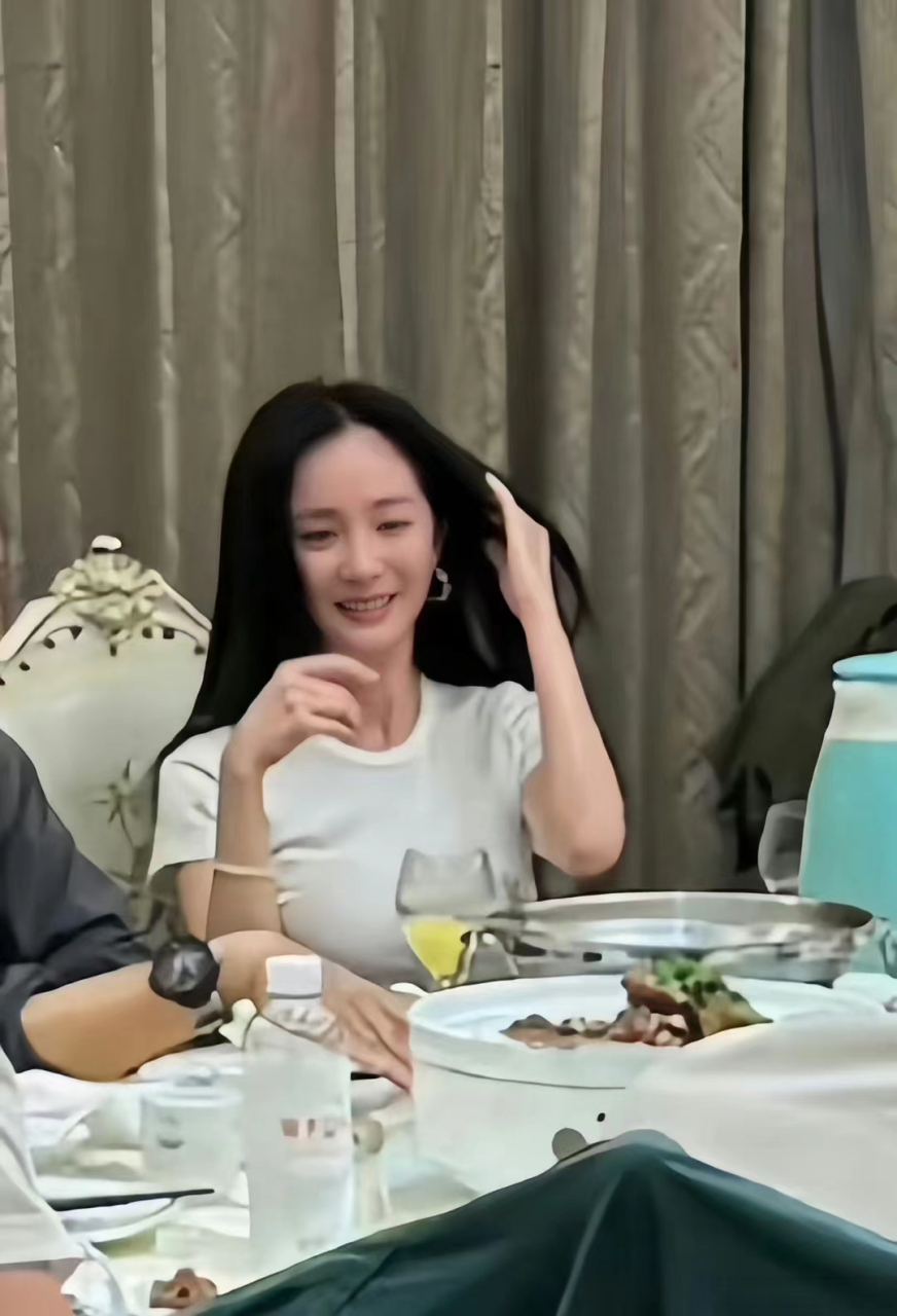 杨幂和有人聚餐,看起来像是酒喝多了,不过喝醉了的杨幂还挺可爱的