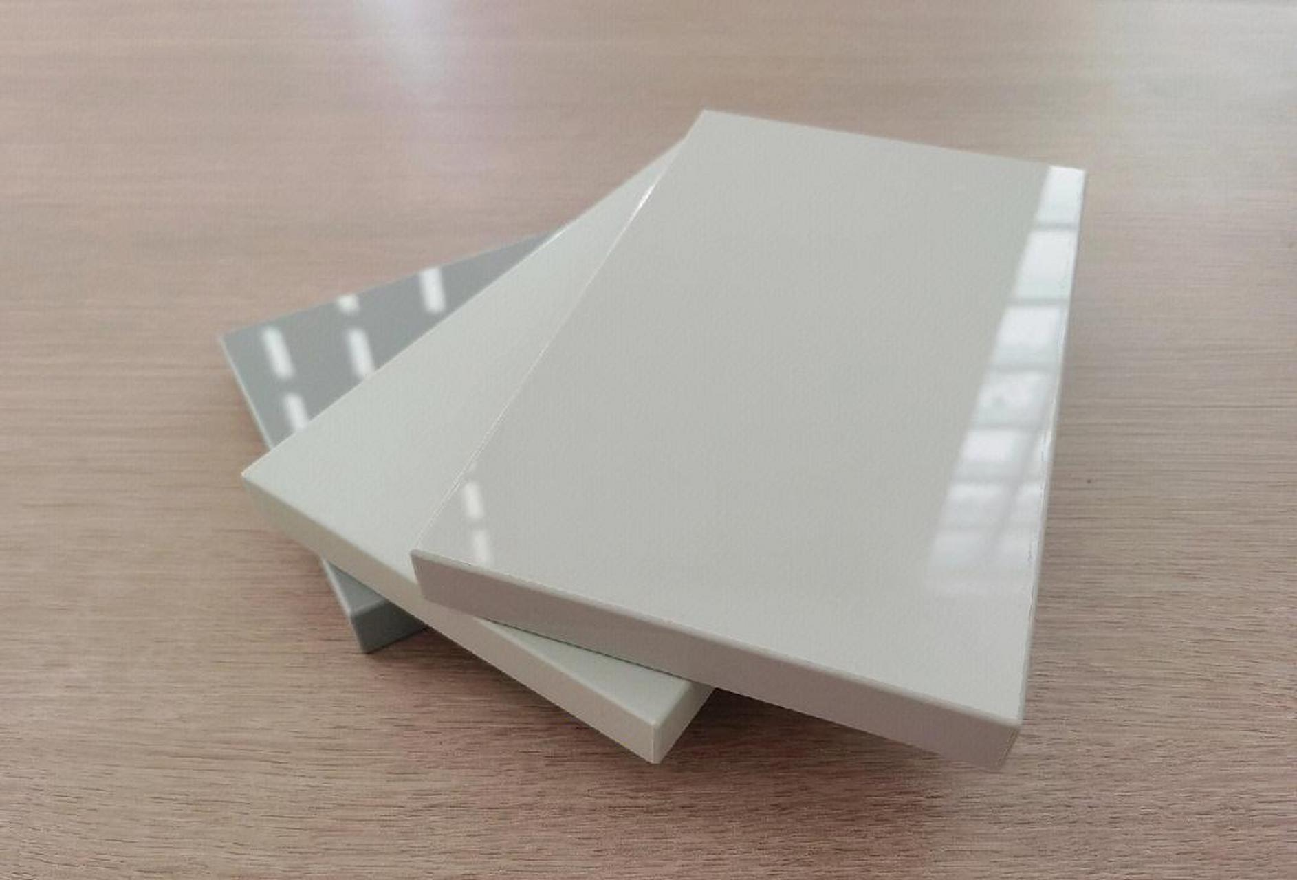 其实pet柜门材质使用的其实也就是我们经常听到的聚酯板.