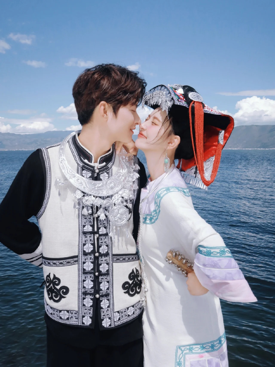 大理彝族情侣写真来啦真cp就是好磕  在美丽的大理捕捉到了一对彝族