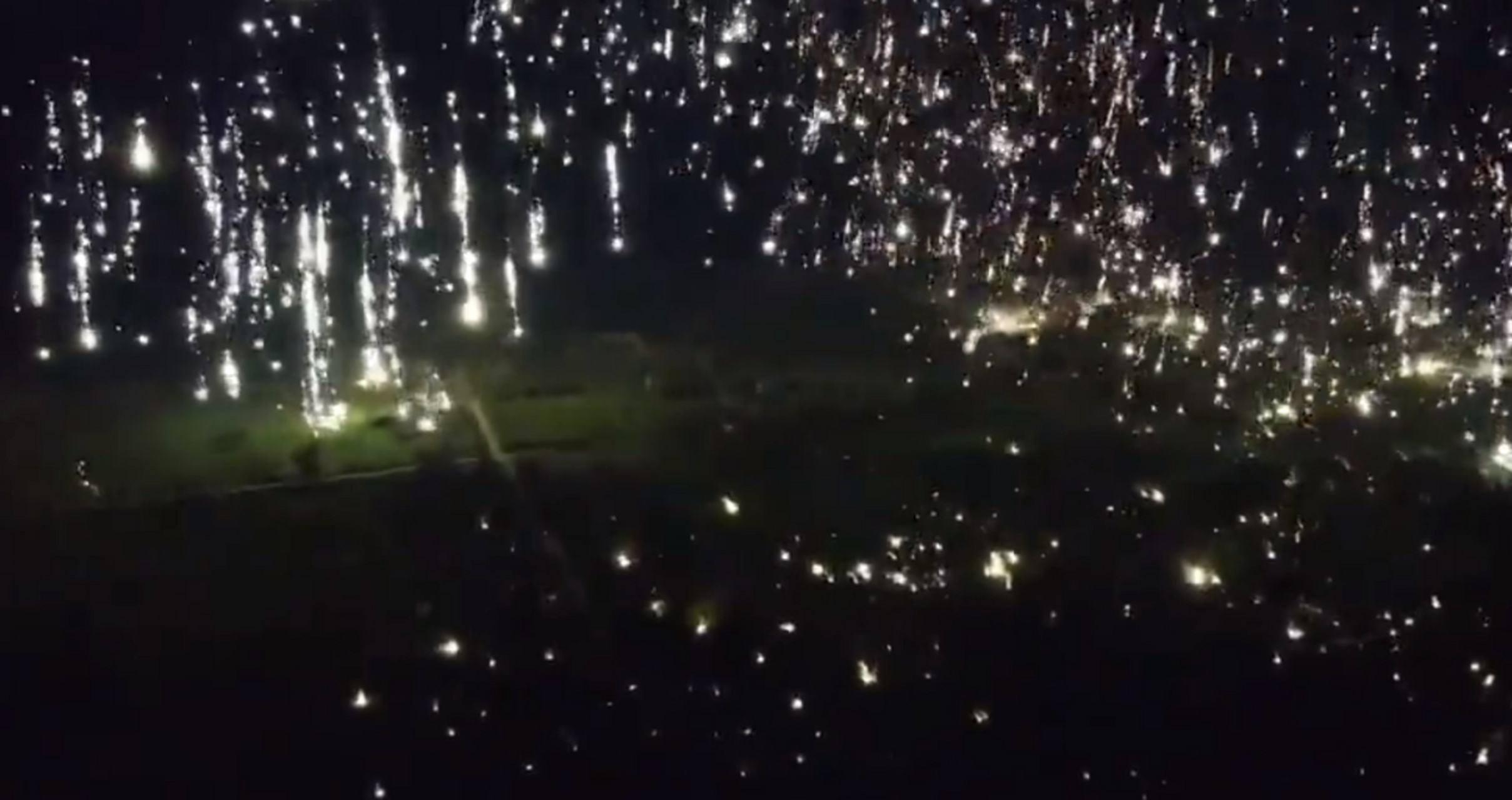 扎波罗热前线的俄军向乌军阵地发射铝热剂燃烧弹