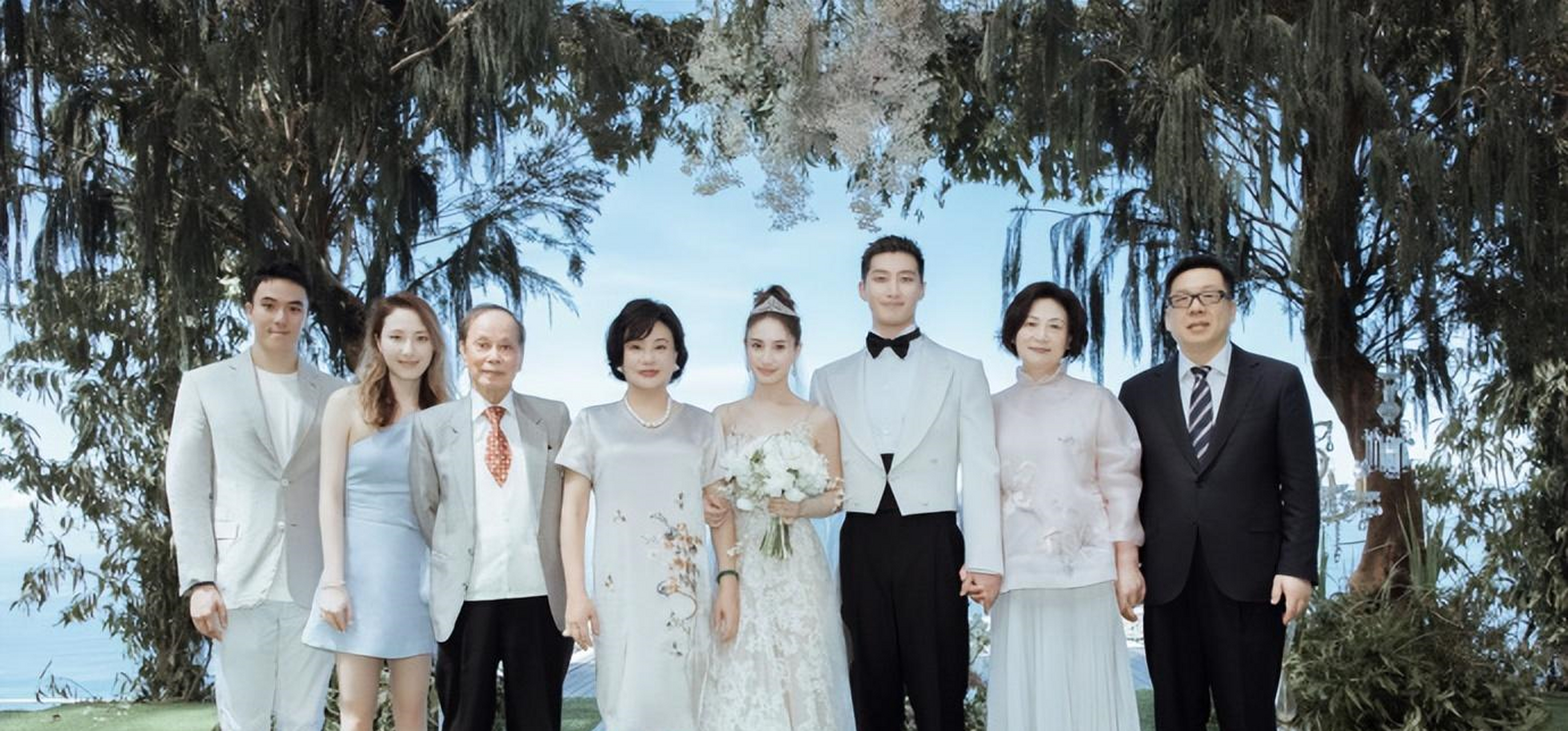 张一山晒与窦骁何超莲婚礼合影,与陈柏霖等见证最美好的爱情