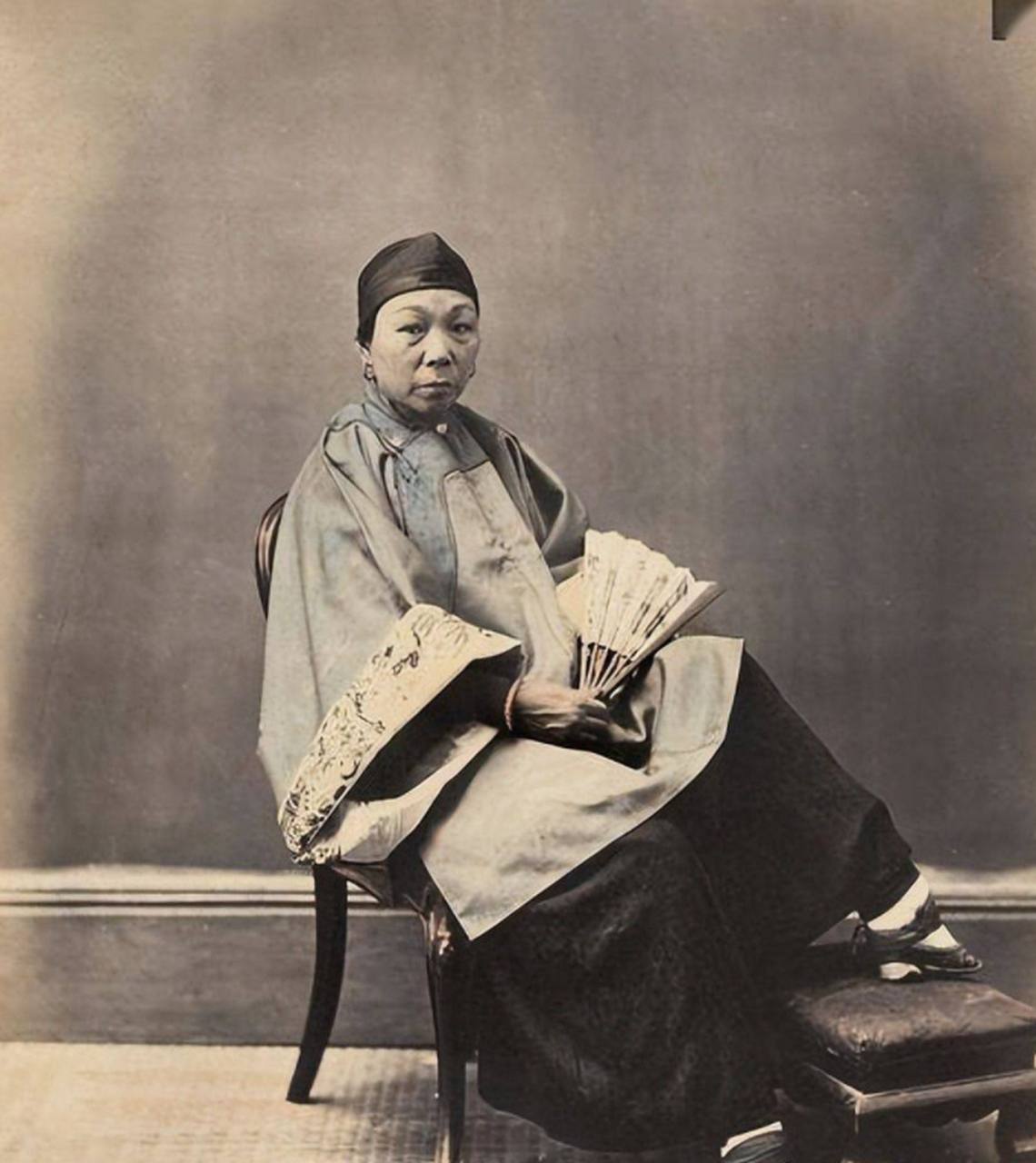 清朝老照片:这是晚清时期裹脚的妇人.