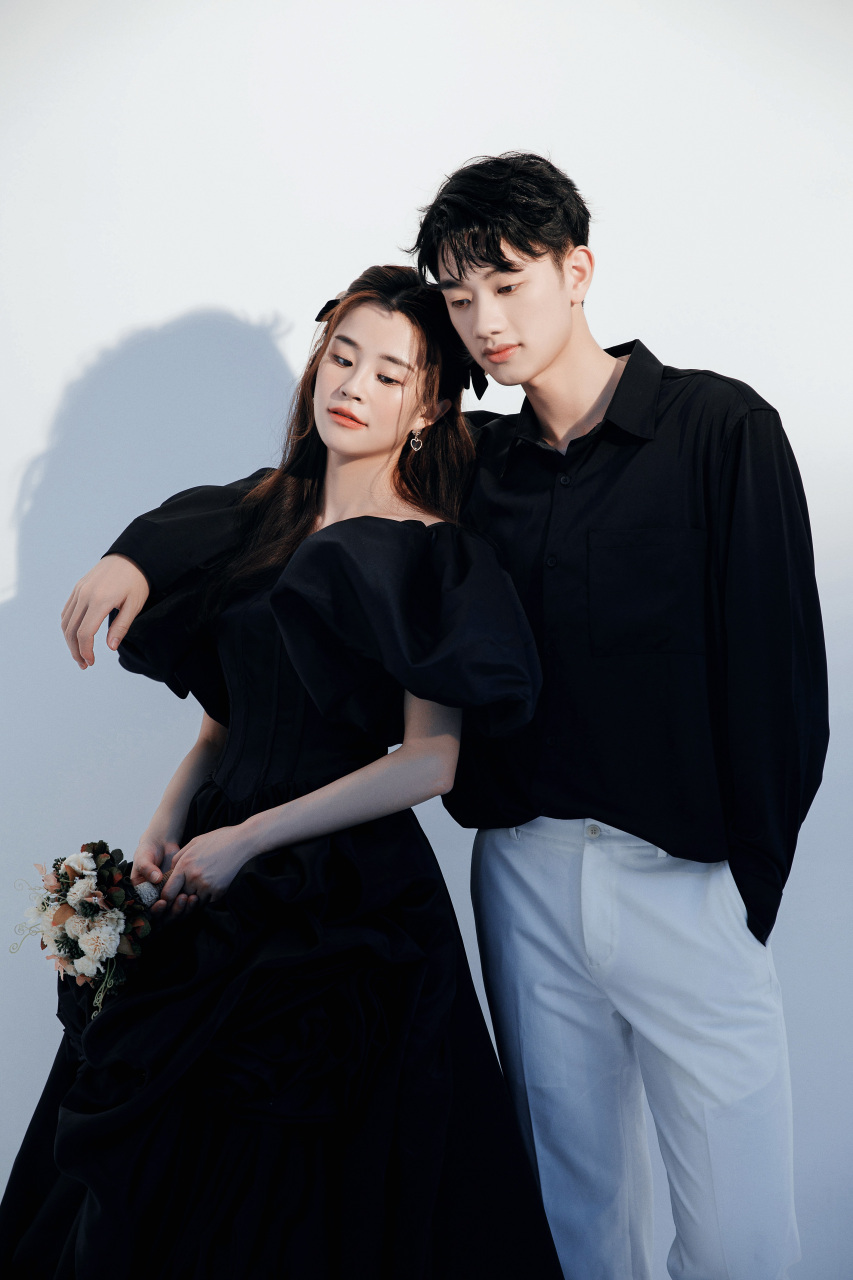 韩式极简婚纱照 看惯了白纱的纯粹美好 尝试下黑纱的高贵冷艳 光与影