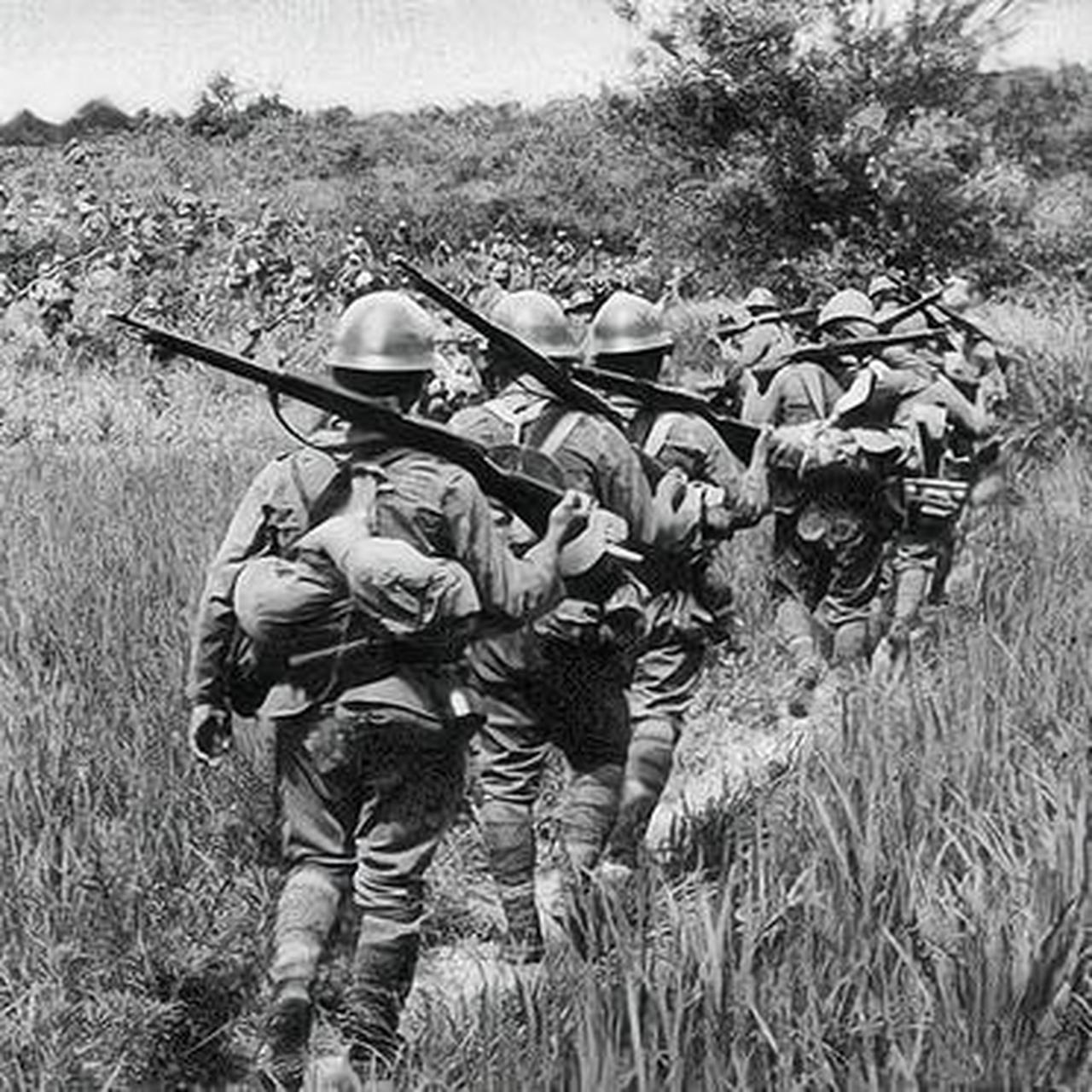 1940年,16岁的八路军战士杨二娃送情报,路上被两只狼追赶,为了保命他