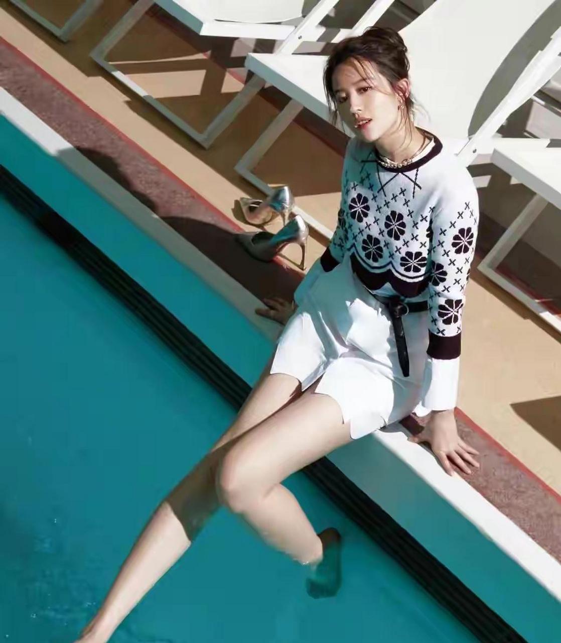 刘亦菲白色短裤光脚丫池边戏水,修长美腿,又细又长