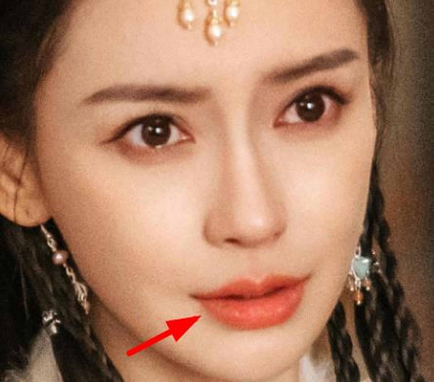 杨颖的微笑唇太出戏了,明明是在哭,可第一眼却让人觉得她是在笑.