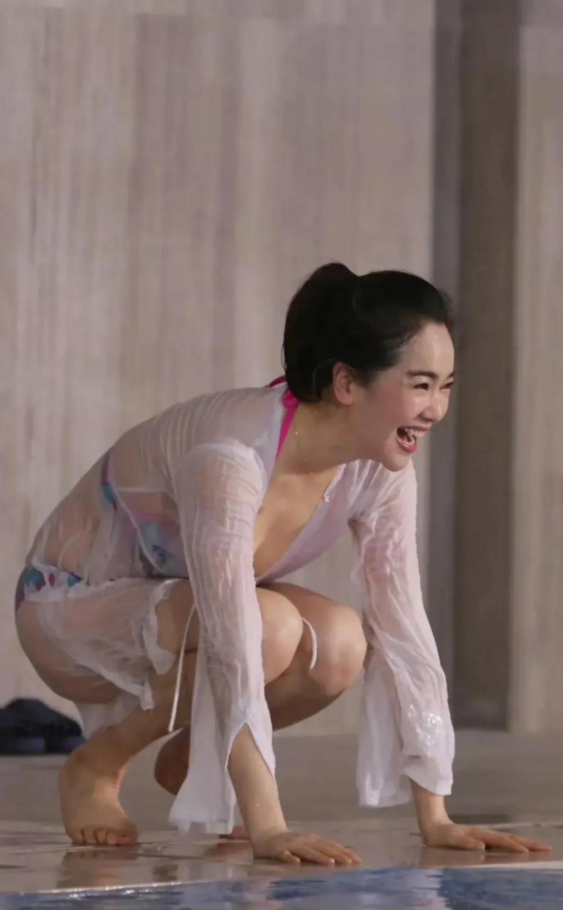 最喜欢左小青的这组游泳照,因为她美的天然,穿的自然,笑的释然,不愧有