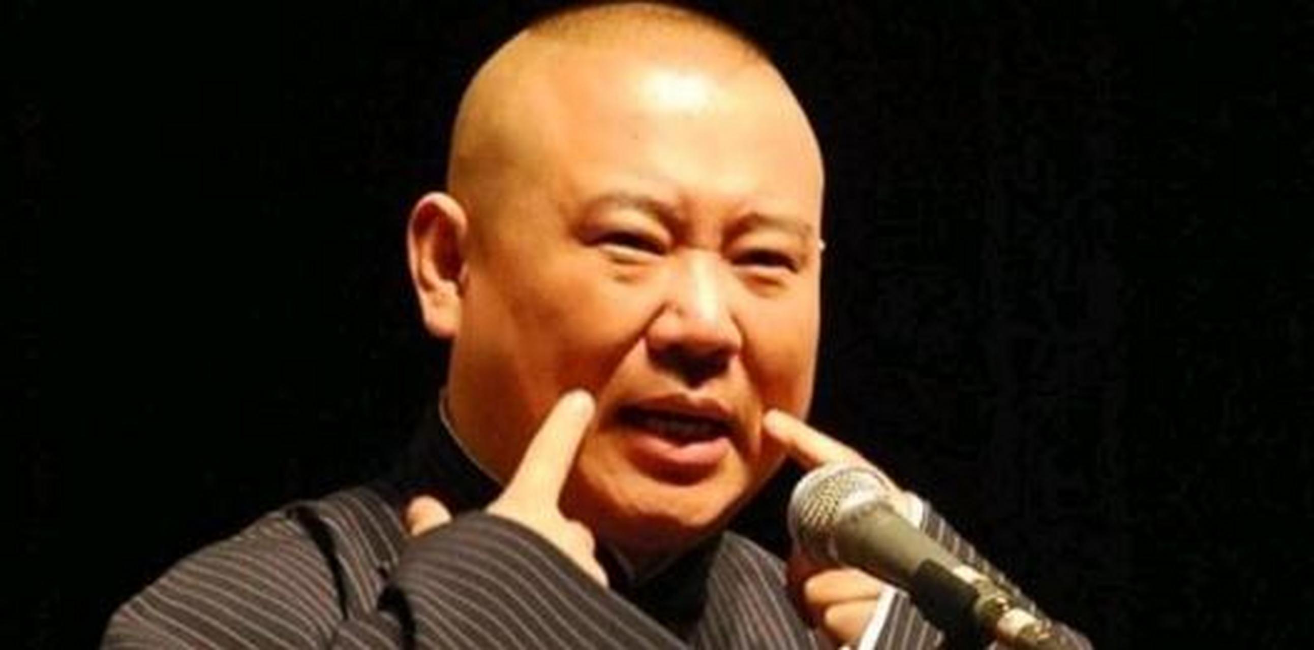 郭德纲和侯震吃饭,点了盘鱼香肉丝!